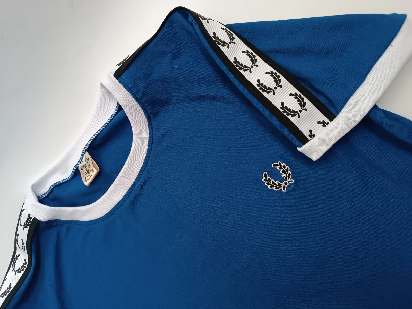Camiseta azul rey con blanco xl 
