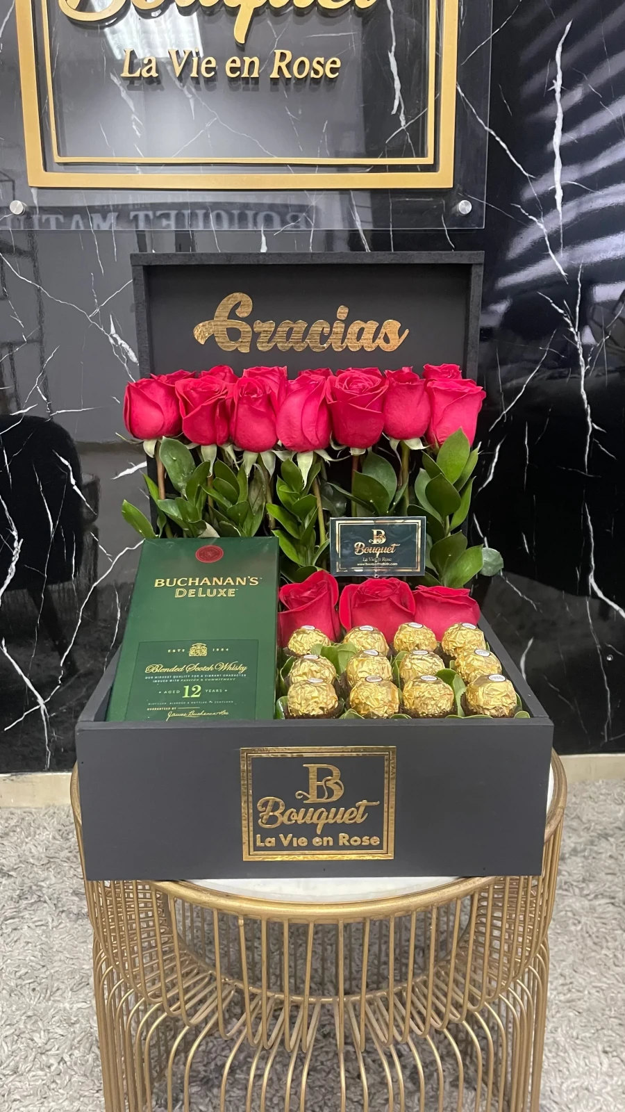Caja tipo cofre con rosas ferreros y botella de whisky 12 años 