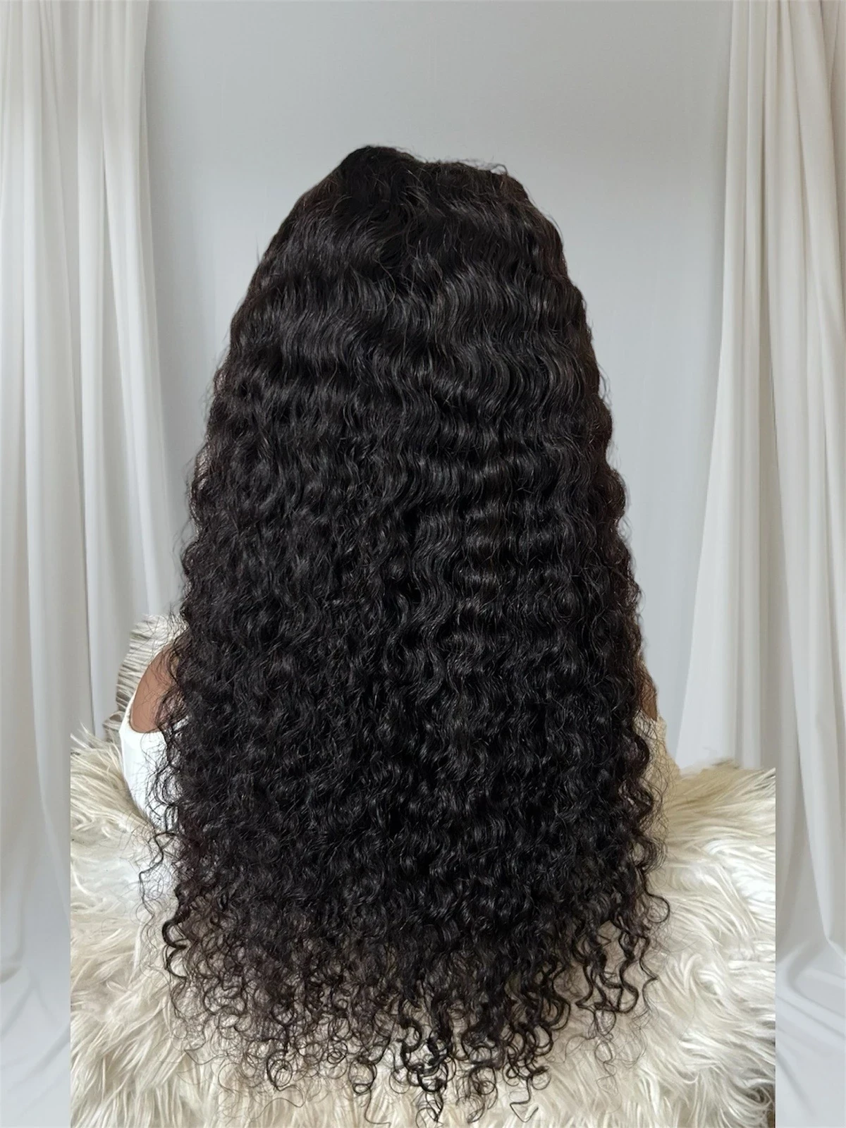 Peluca de cabello humano rizado 26 pulgadas  (estilo *water wave*)  color #2., con cierre de encaje de 4x4  (sin necesidad de pegamento). 4