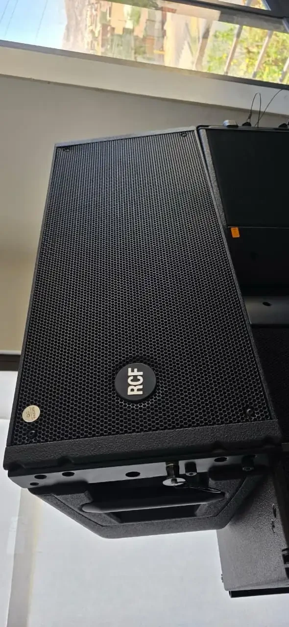 RCF HDL 20-A MODULO ACTIVO ARRAY   ☺️ COCHABAMBA-BOLIVIA  Módulo Line Array activo de 1400 W, 2×10″ con controlador de compresión de 3″, sección de entrada controlada por DSP y gabinete compuesto reforzado con madera.
