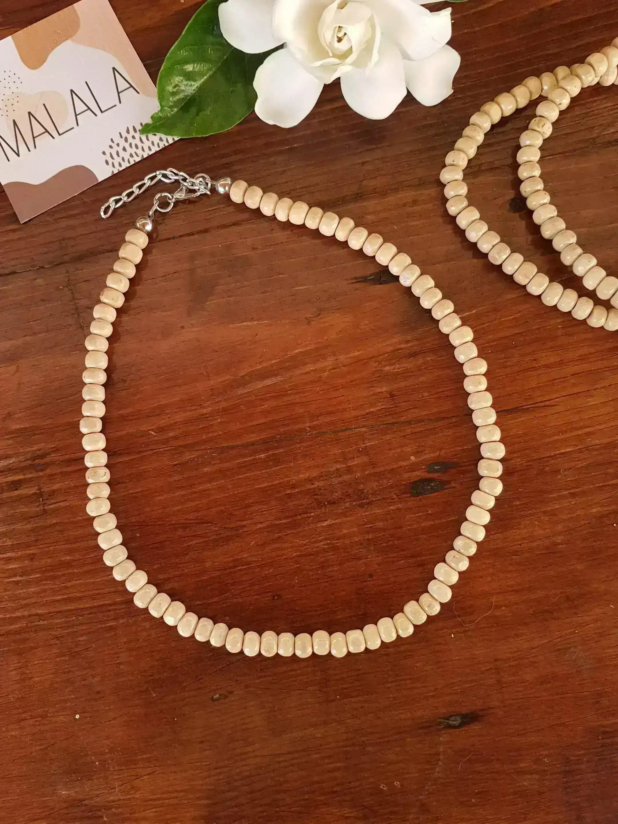 Collar  corto de maderitas M38