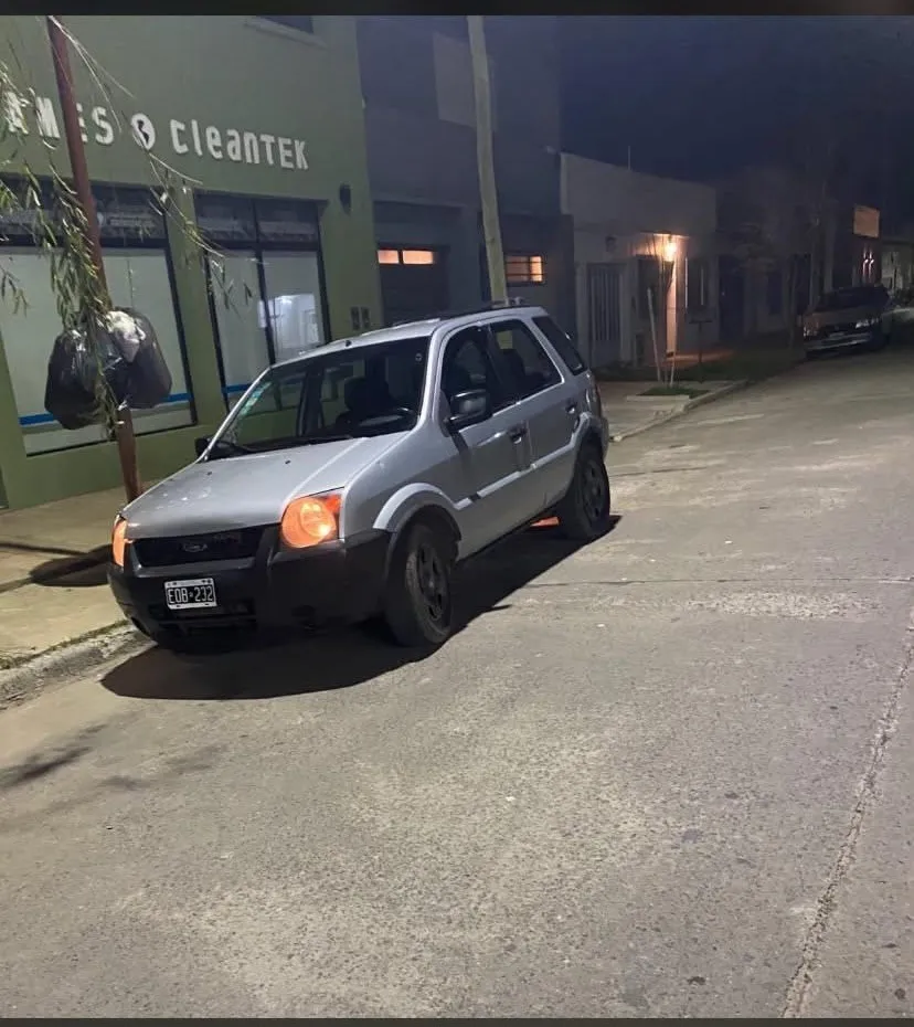 Fort Ecosport Naftera con 220mil kilómetro 2004 motor 1.6 rocan cadenero, la camioneta cuanta cm toda la documentación aclaro no soy titular, pero tiene. Los 08 firmados después detalles tren delantero y amortiguador trasero x eso es el precio q tiene