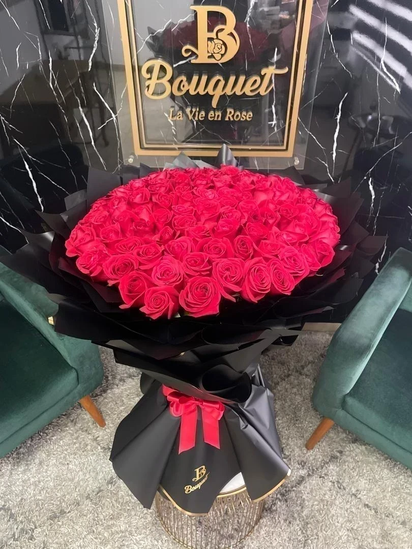 Ramillete de 100 rosas con base
