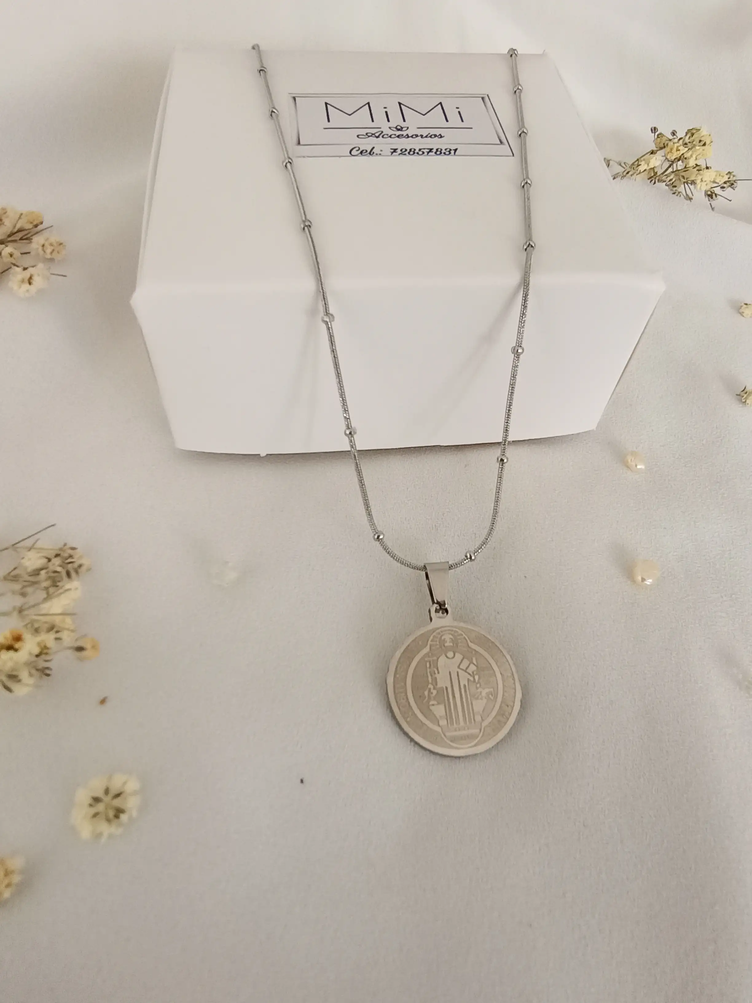 Cadena con dije de san Benito en acero inoxidable 