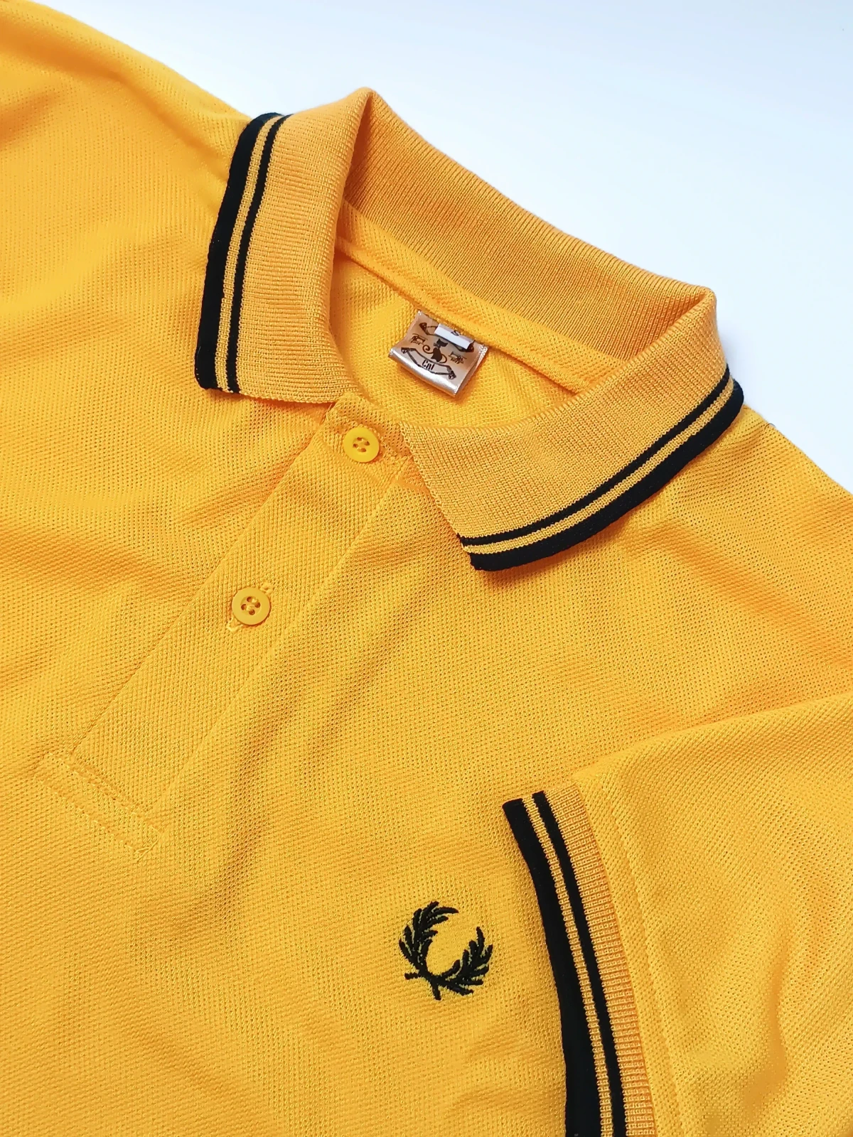 Camisa polo amarillo mostaza con negro 