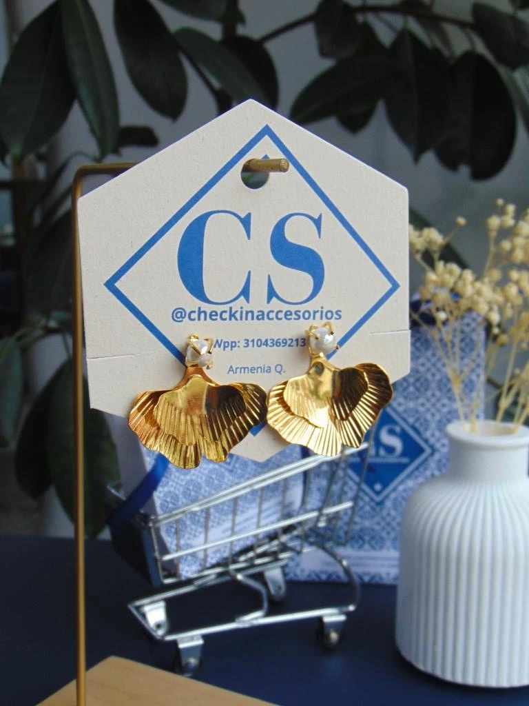 ARETES BAÑO DE ORO 24K HOJAS TOPO PERLA