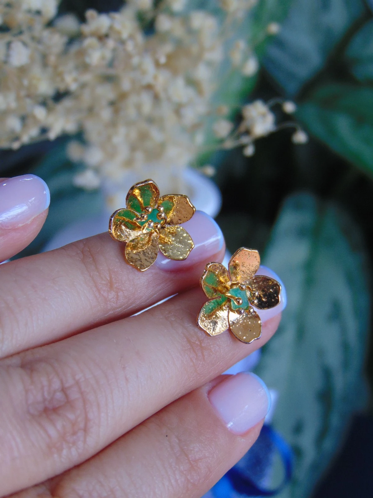 ARETE TOPO BAÑO DE ORO 24K FLOR PEQ MURRALLA ESMERALDA 3
