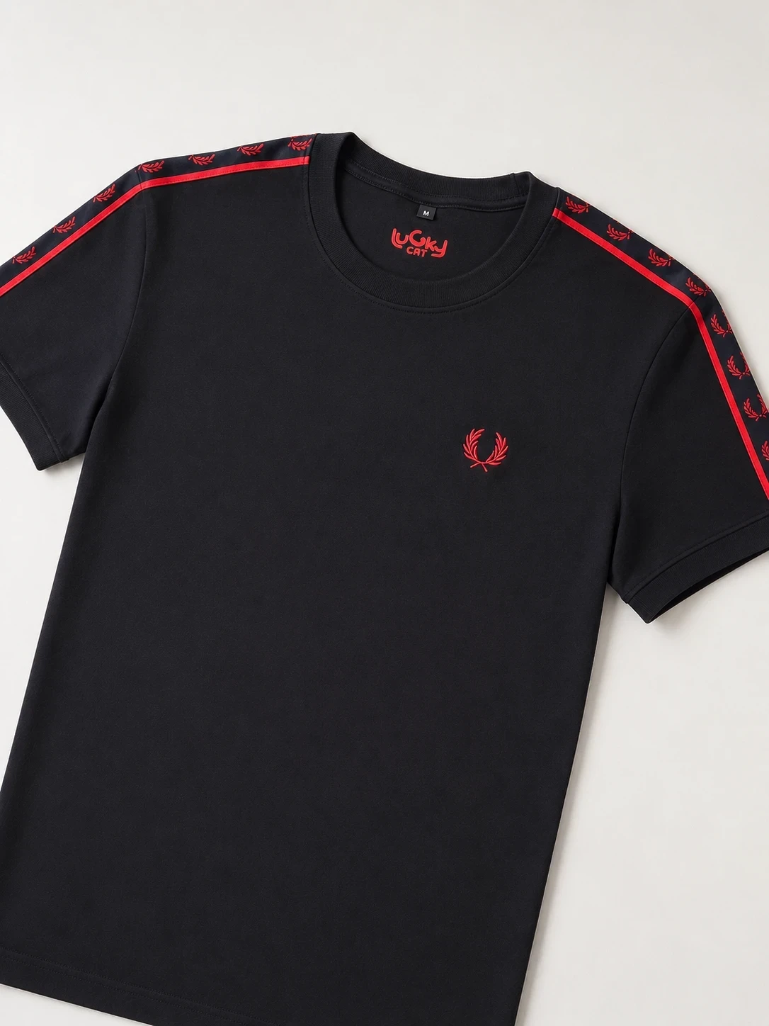 Camiseta negra con laureles rojos 