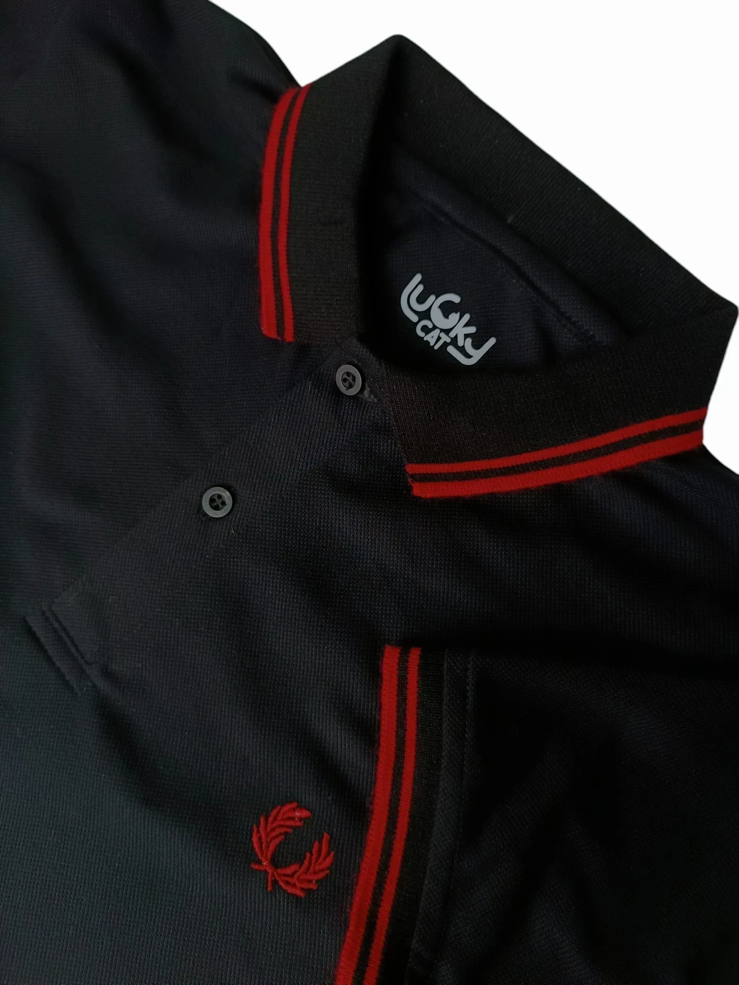 Camisa polo negra con rojo 