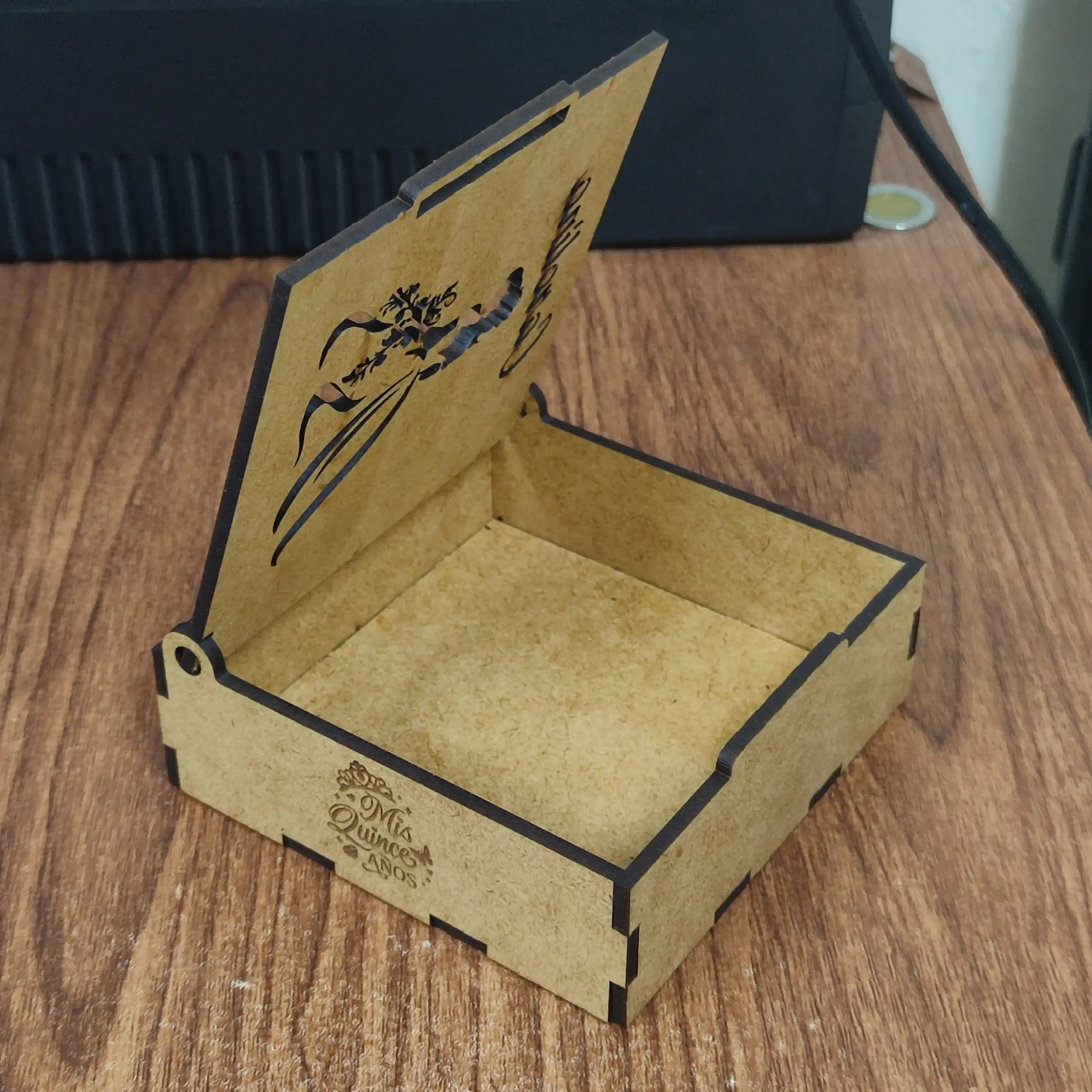 Caja para recuerdo 10cm x 10 x 4 cm con corte laser  2