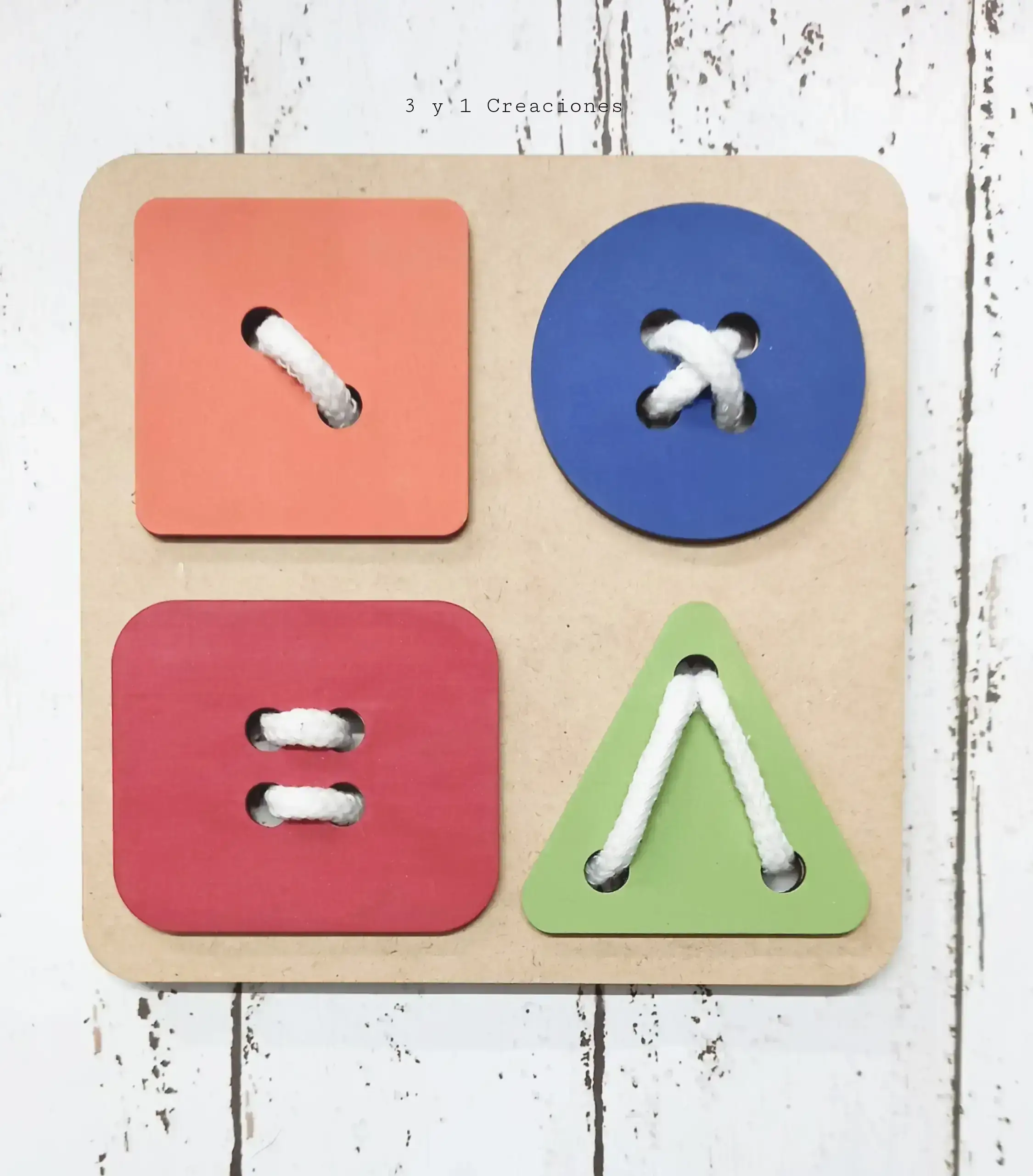 JUEGO PARA ENHEBRAR CON FIGURAS GEOMÉTRICAS 