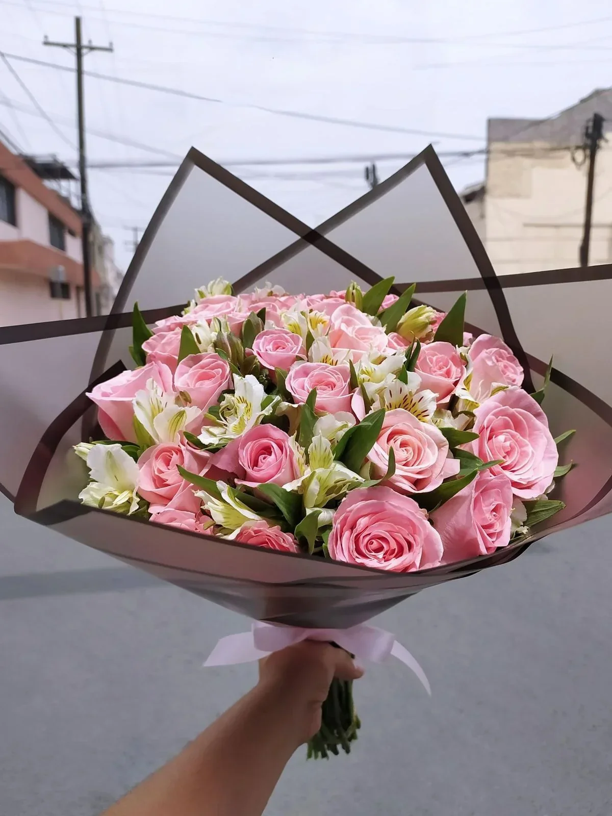 R25 Ramo 24 Rosas y Follaje