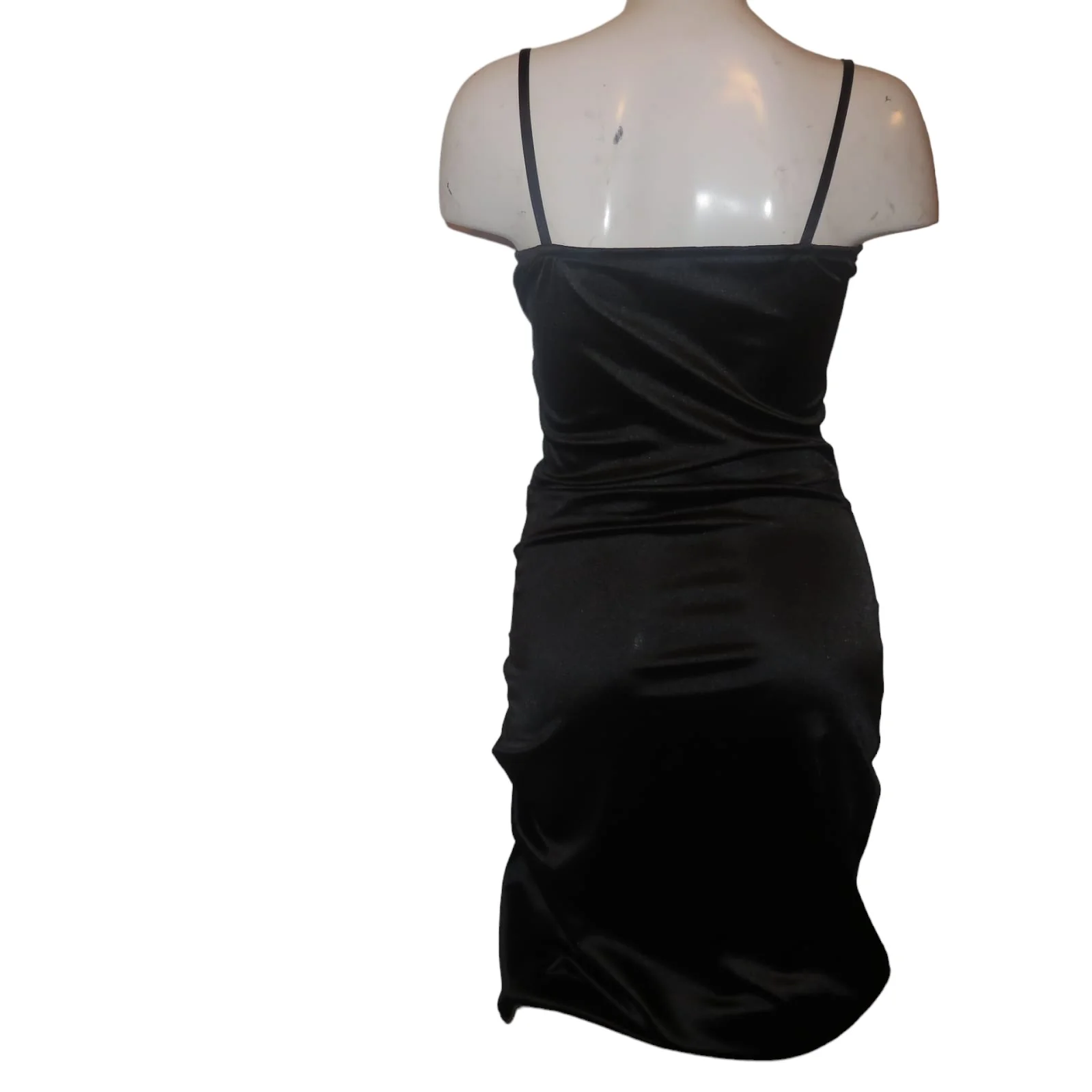 Vestido negro de satín con abertura 2
