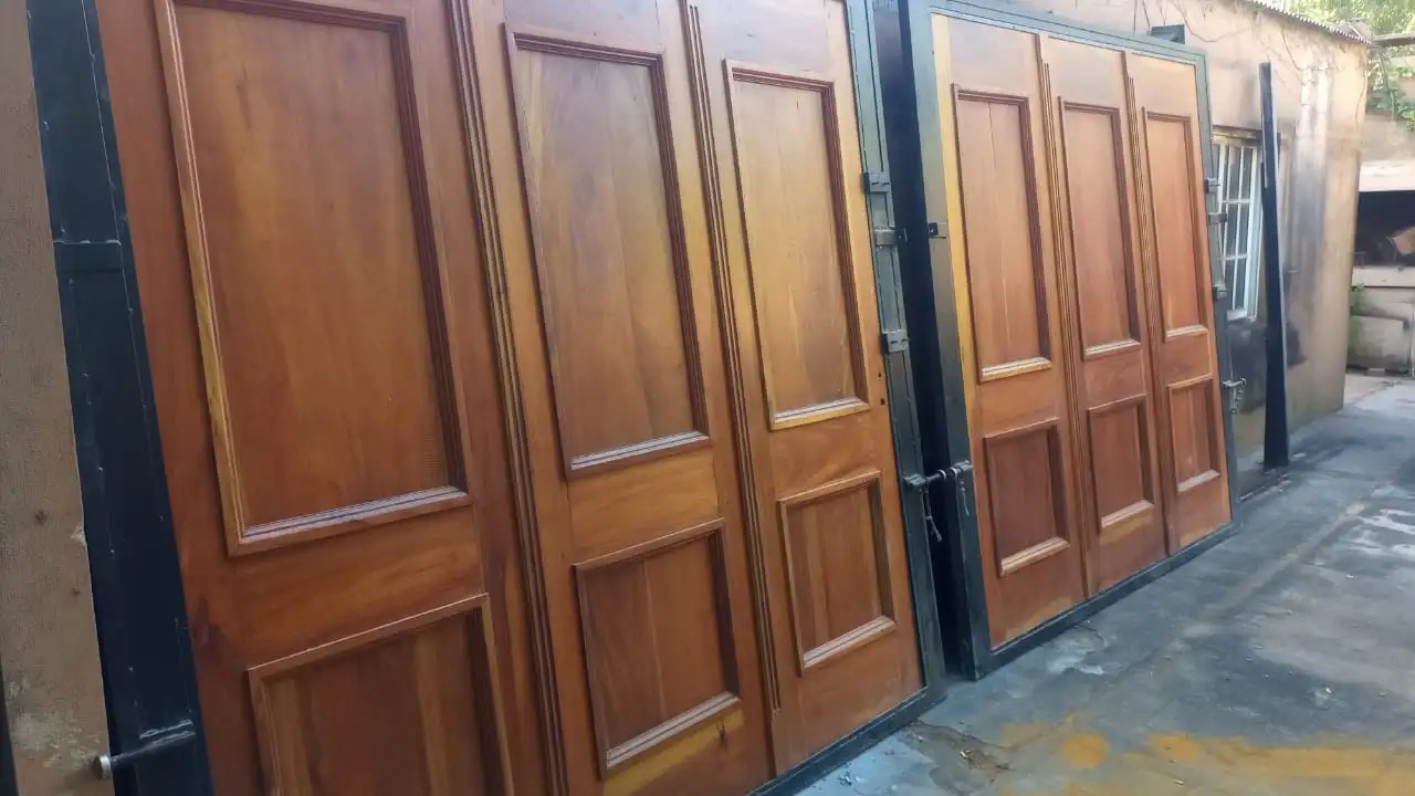 Portónes levantados son 2 de 3 puertas c/u Con motor y marco 0,73 de ancho 2,03 altura