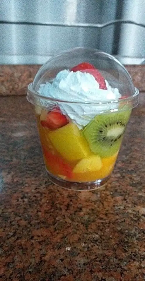 Fruta picada con crema chantilli