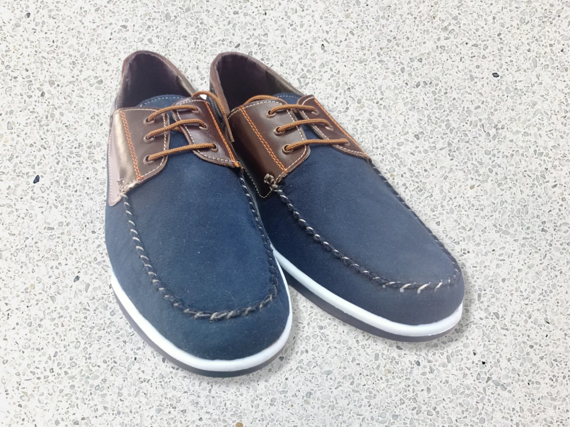 Zapatos con recubrimiento de gamuza, color azul y cafe