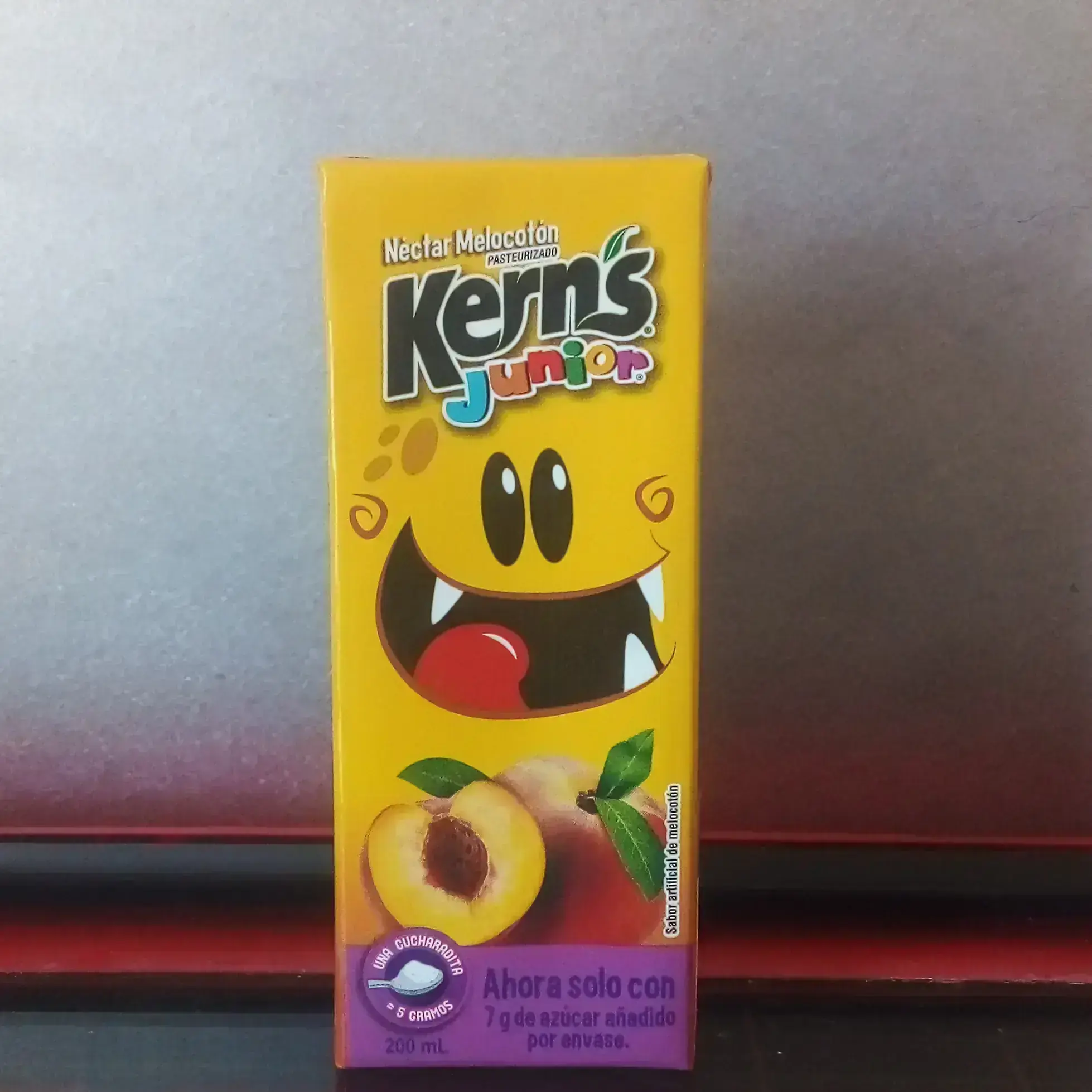 Jugo kerns junior sabor melocoton de 200 ml 