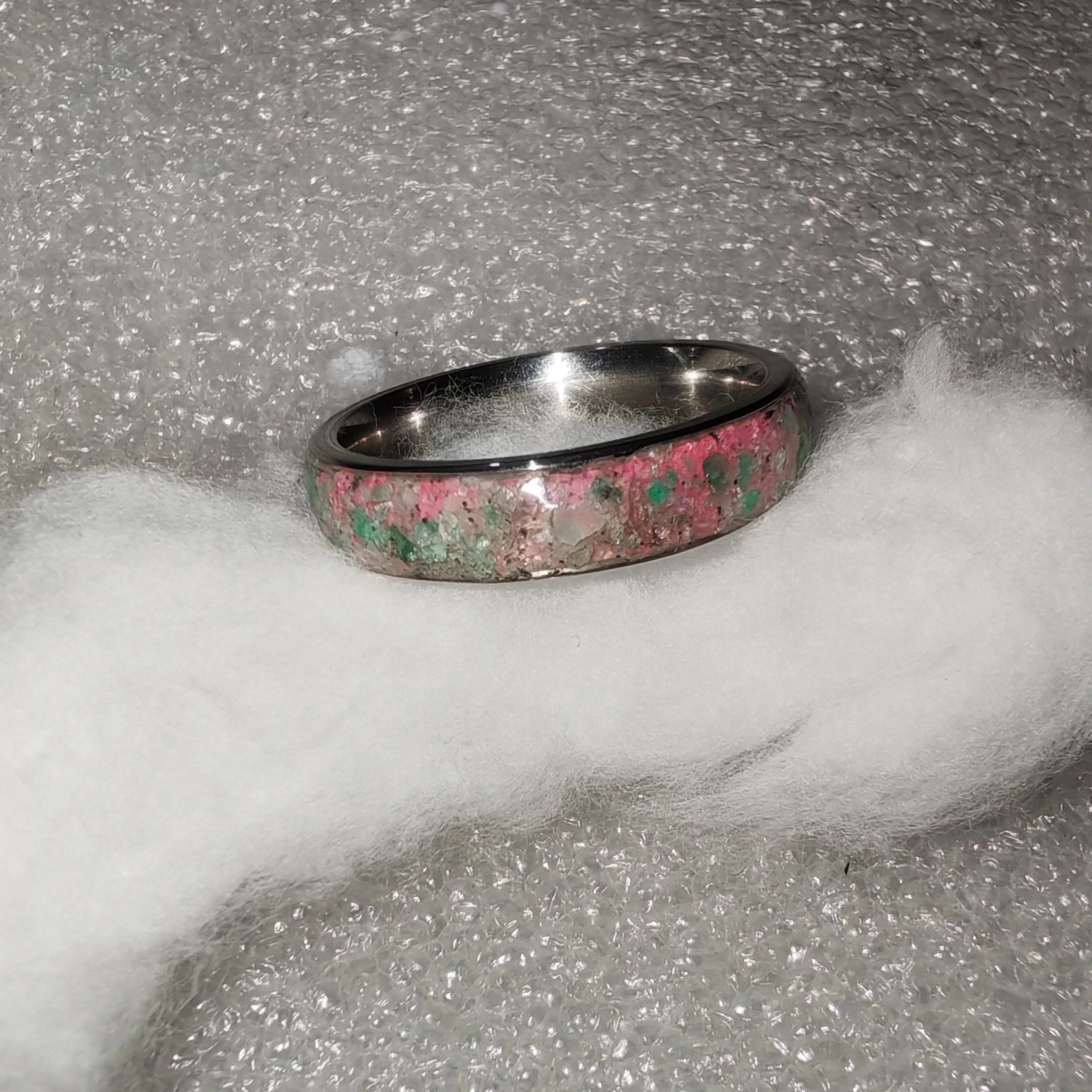 Anillo Cyberpunk de Esmeraldas con Escamas de Mica Rosa  5
