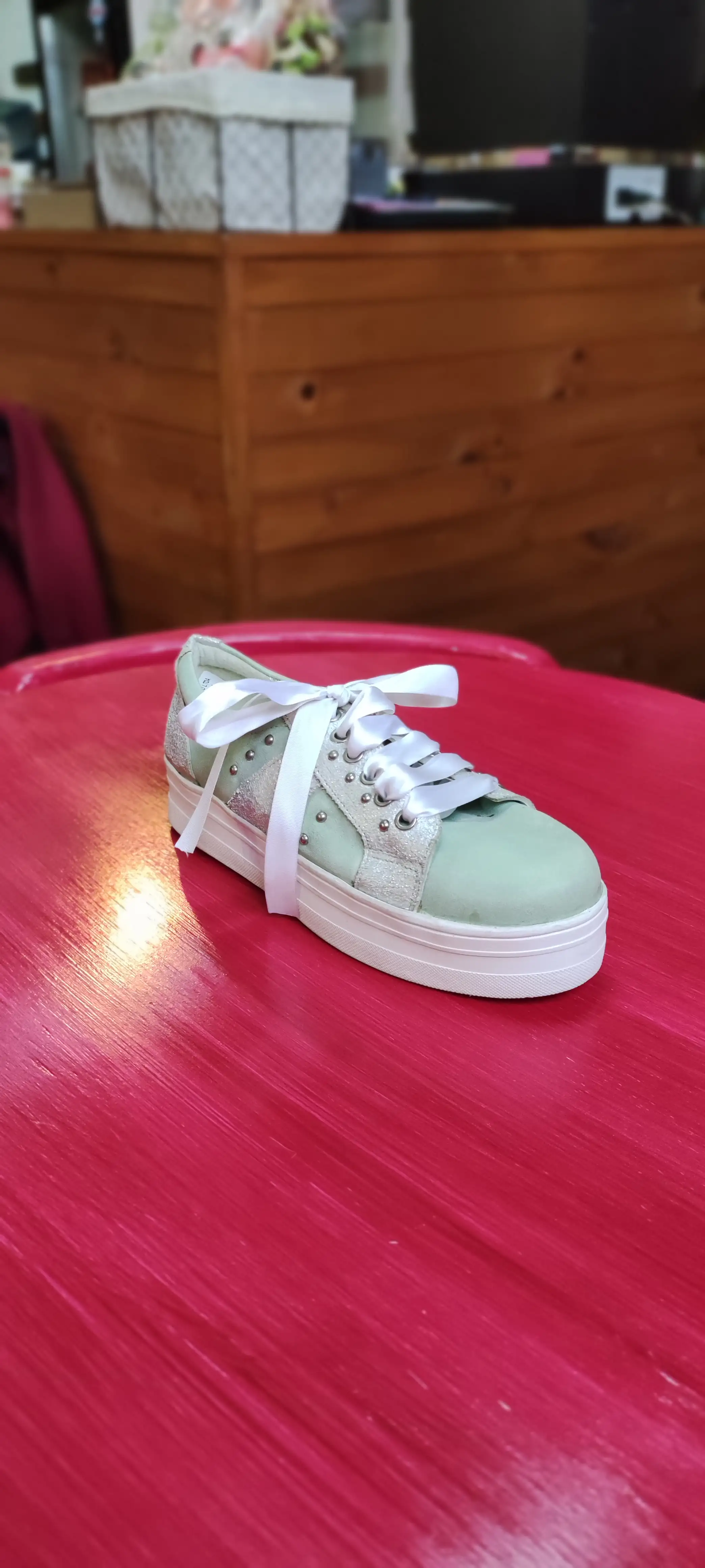 Zapatilla verde agua con tachas