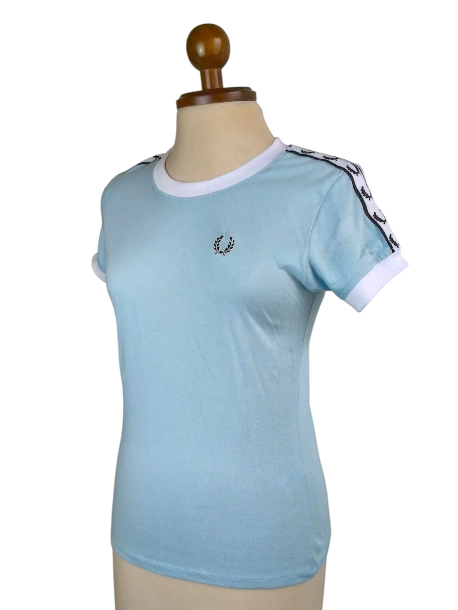 Camiseta azul claro con cinta de laurel 