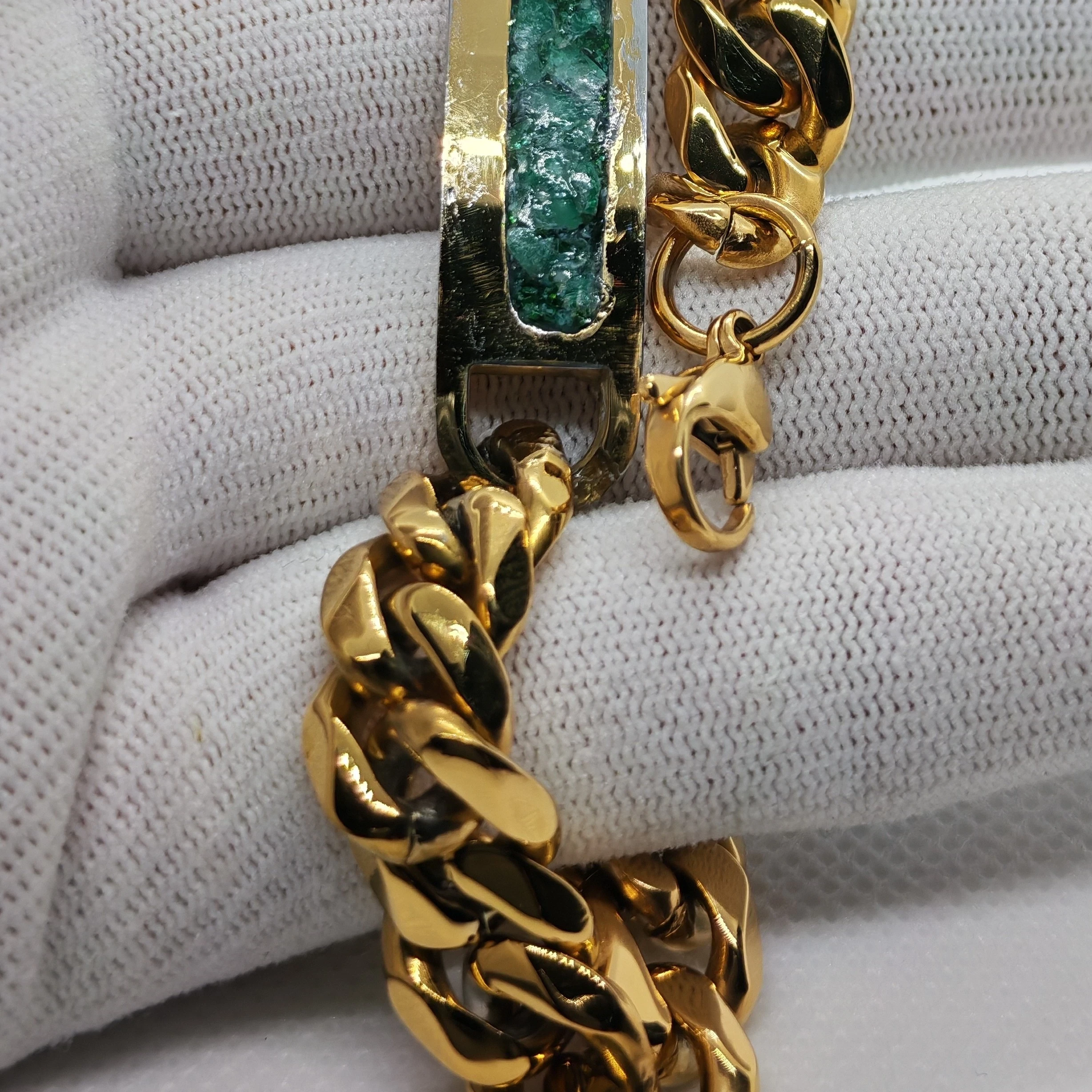 Pulsera de Acero Inoxidable dorado  con Alma de Esmeralda Natural