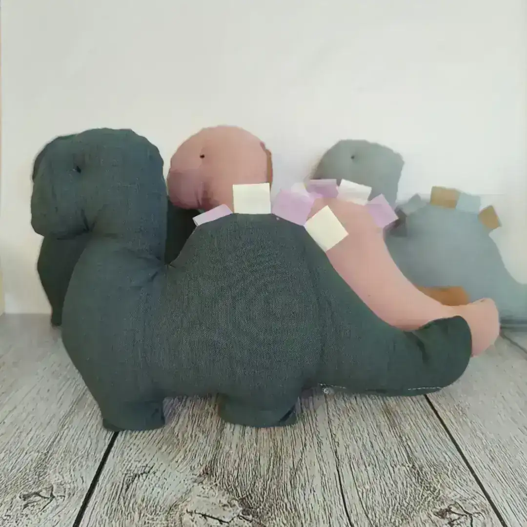 Muñeco de apego dino