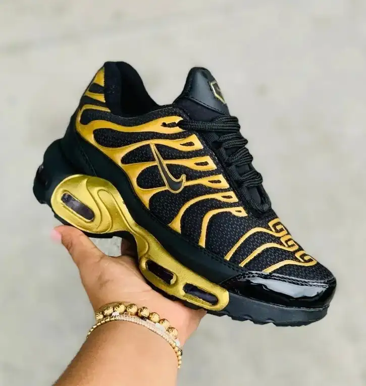 Tenis Nike TN Negro con dorado Unisex