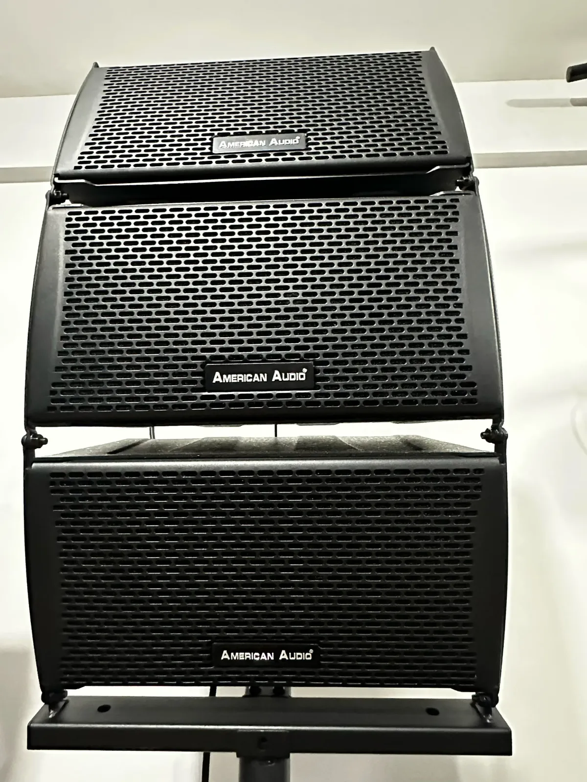 LINE ARRAY AMERICANA AUDIO BAJOS ACTIVOS 18" DELPAR DE COLUMNAS: 15,200bs  PEDIDOS: 69442828  PEDIDOS POR MAYOR: 69482978  INCLUYE:  2 BAJOS ACTIVOS DE 18" AMERICAN AUDIO  6 MEDIOS ARRAY CADA MEDIO 6" 1/2 2 PEDESTALES METALICOS  CABLES DE CONECCION  ENTRADAS:  USB-BLUETOOTH-SD-RCA-AUXILIAR 2 ENTRADAS DE MICROFONO - SISTEMA ECCO REGULABLE  💥SUB CROSSOVER💥 2 ENTRADAS EN CANON  2 SALIDAS EN CANON  7