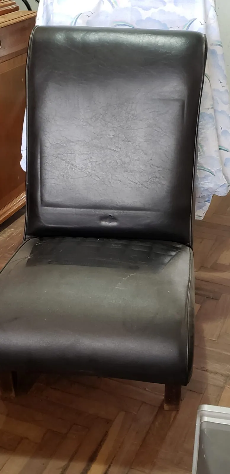Butaca negra de alto tiene 80cm.