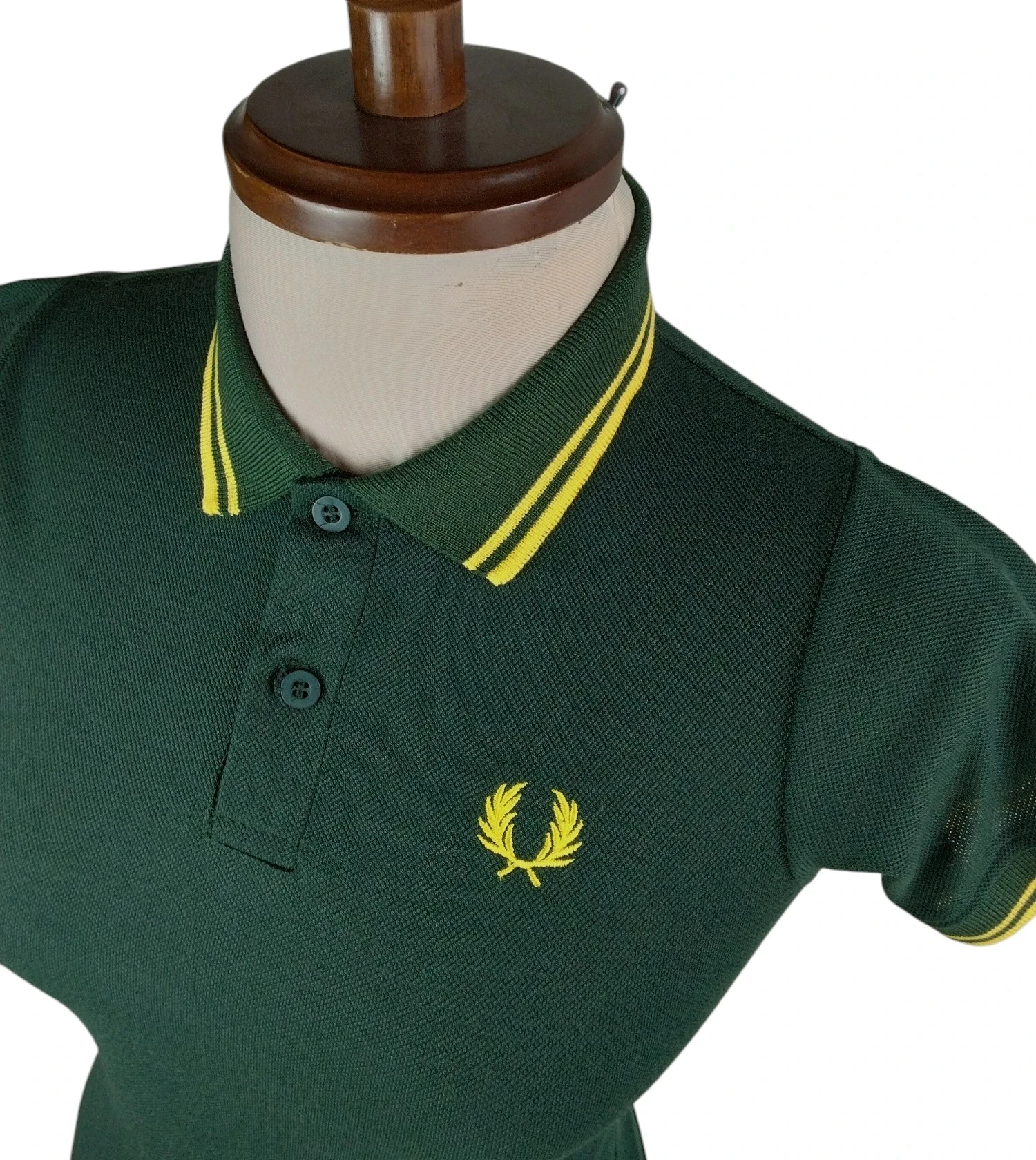 Camisa polo verde botella con amarillo  2