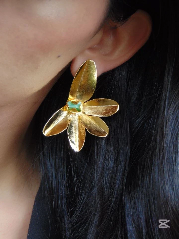 ARETE BAÑO DE ORO 24K MAXI MEDIA HOJA MURALLA DE ESME