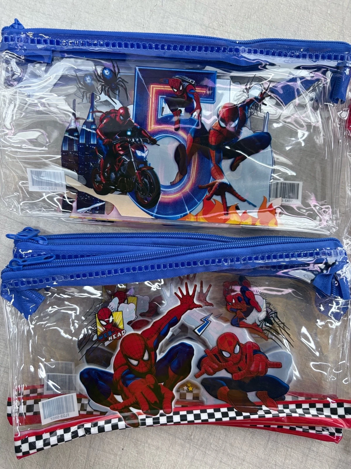 Paquete de 12 Lapiceras Transparentes de Personajes Variados – Hello Kitty, Spider-Man, K-Pop, Snoopy y Stitch ✏️✨ 4
