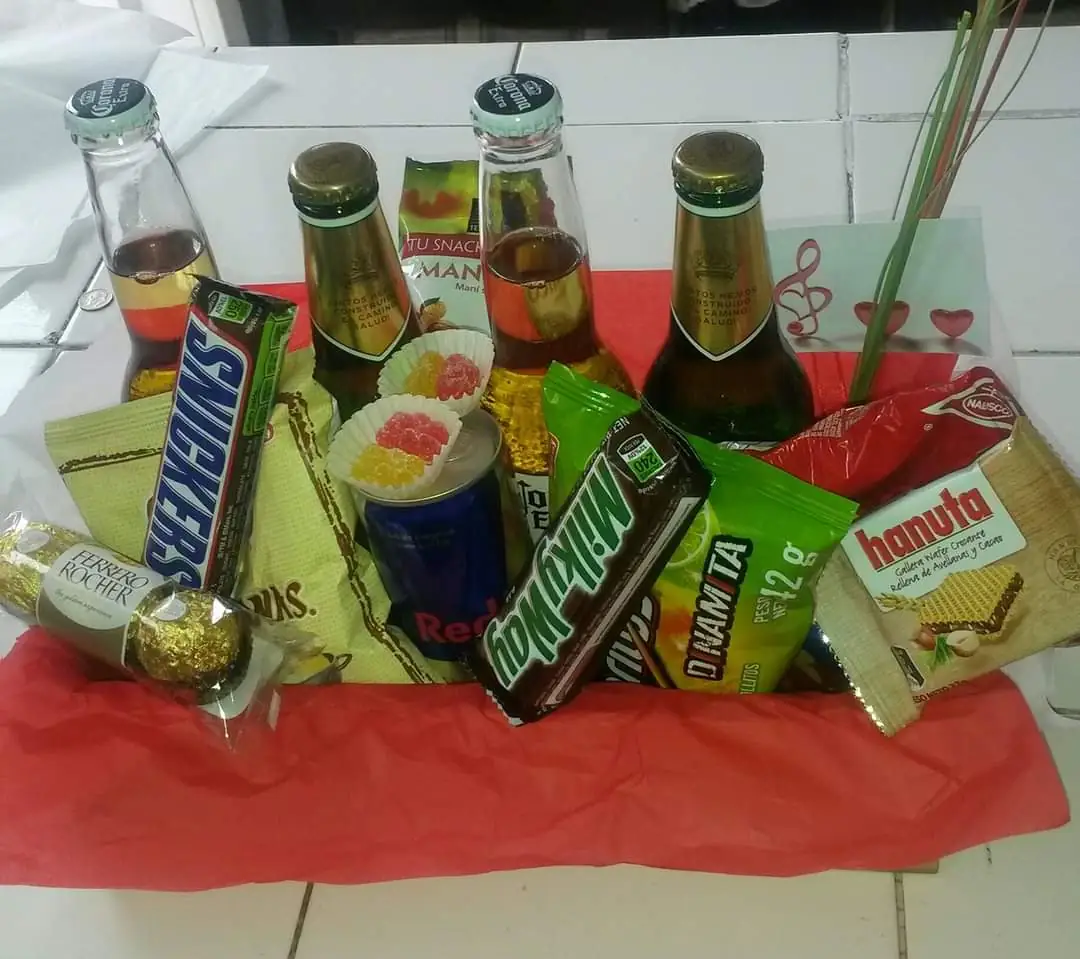 Arreglo cervezas golosinas
