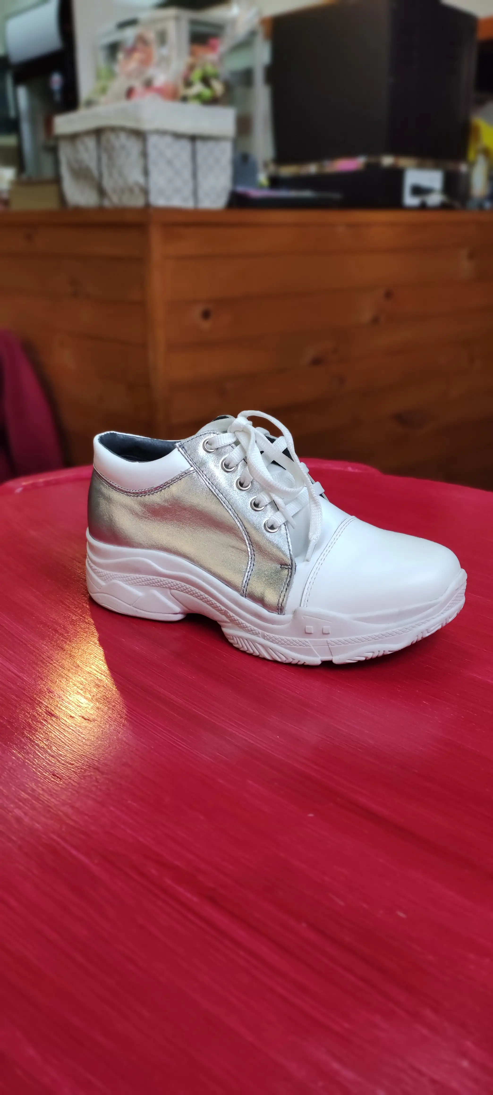 Zapatilla blanca con plata