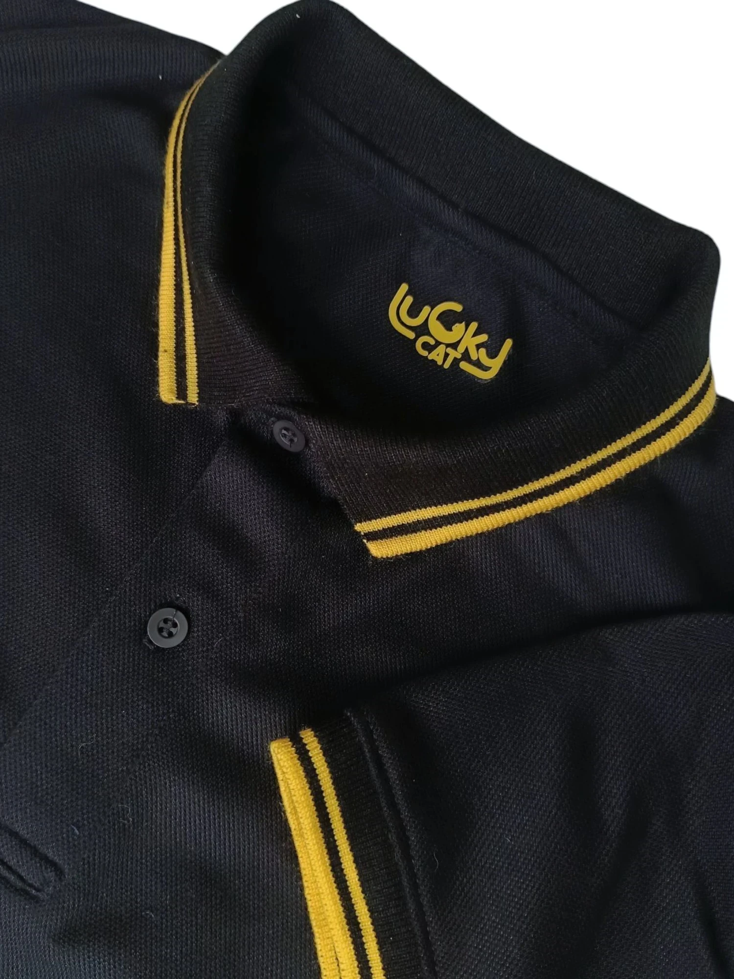 Camisa polo negra con amarillo 