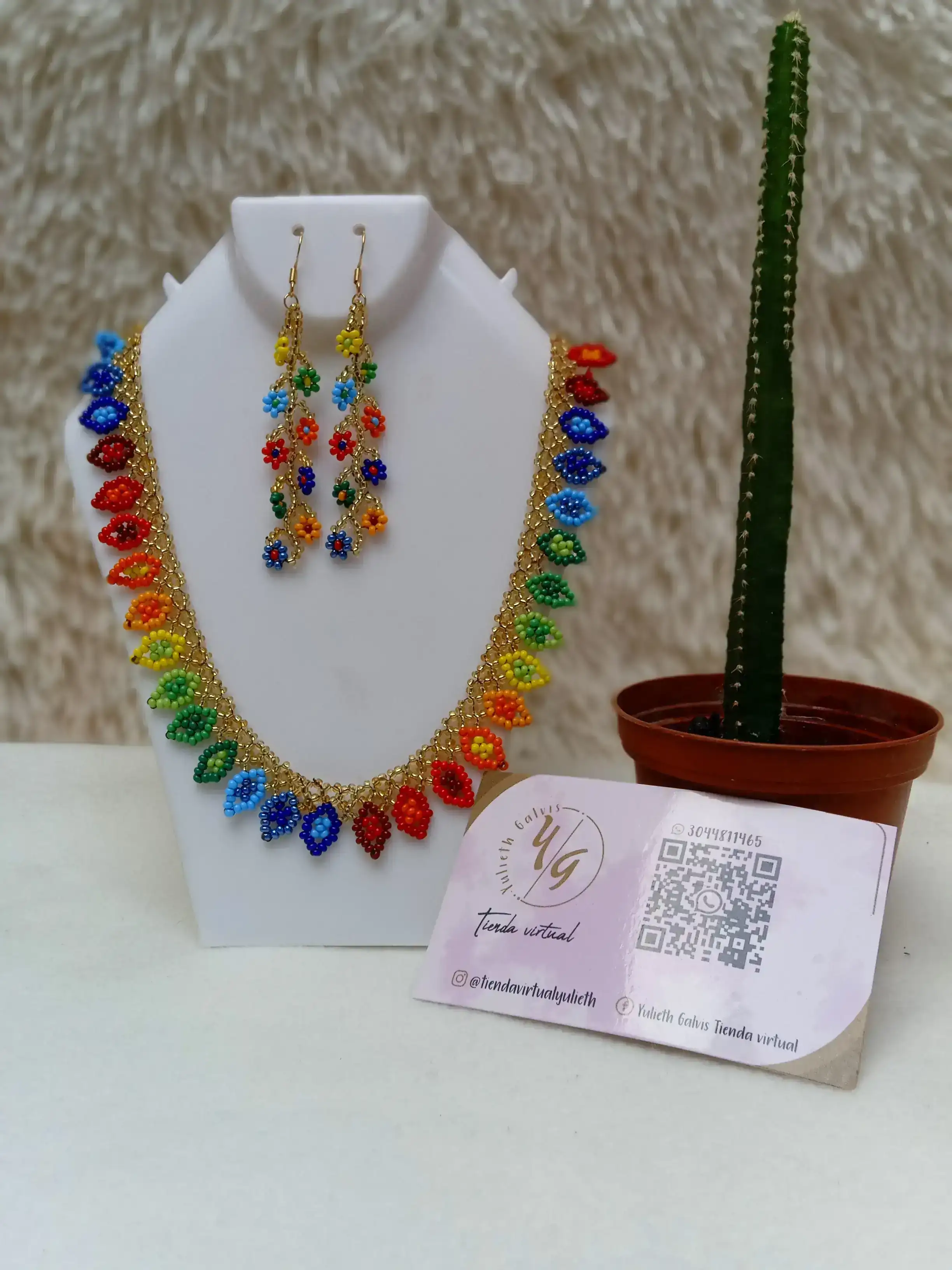 COLLAR Y ARETES FLORES EN MOSTACILLAS