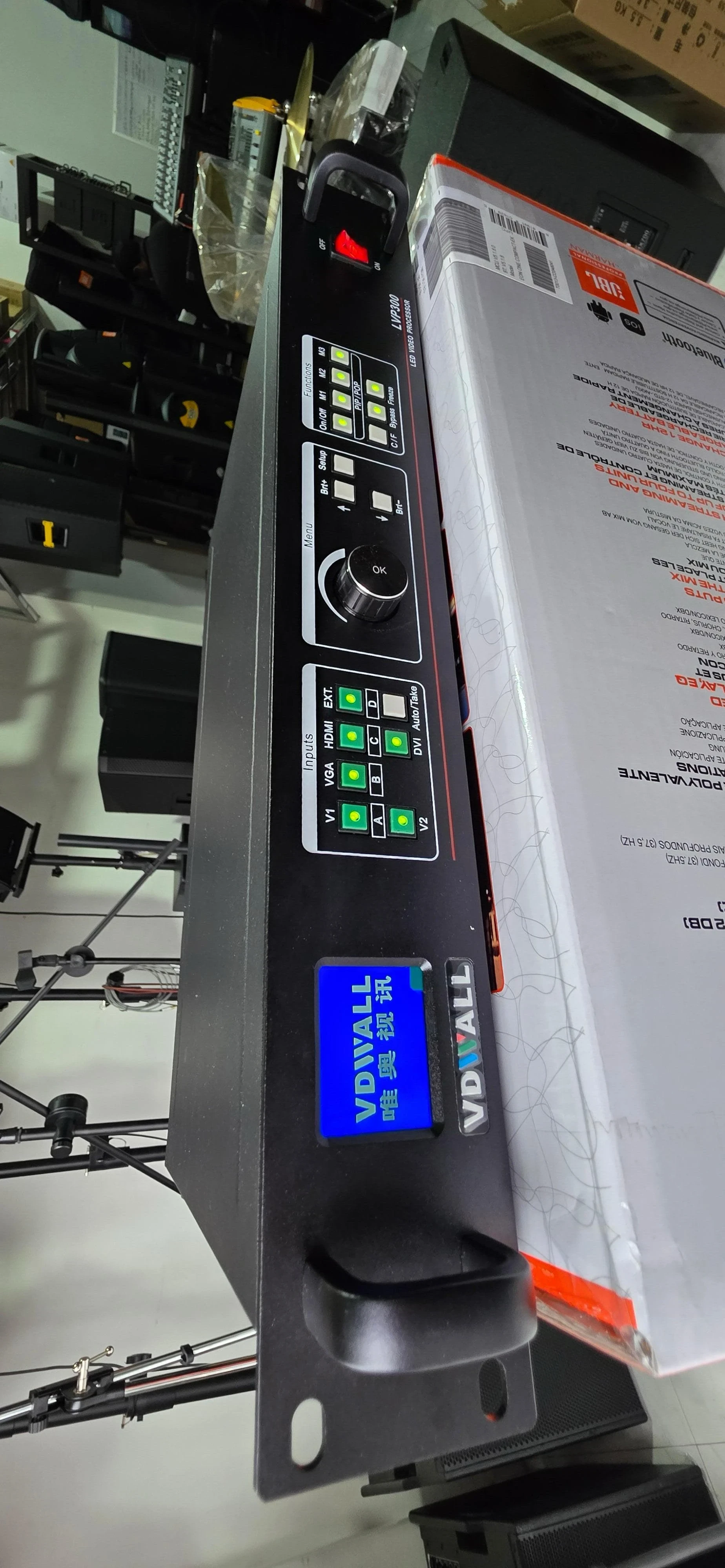 - PROCESADOR DE VIDEO LVP-300 con una salida de video 