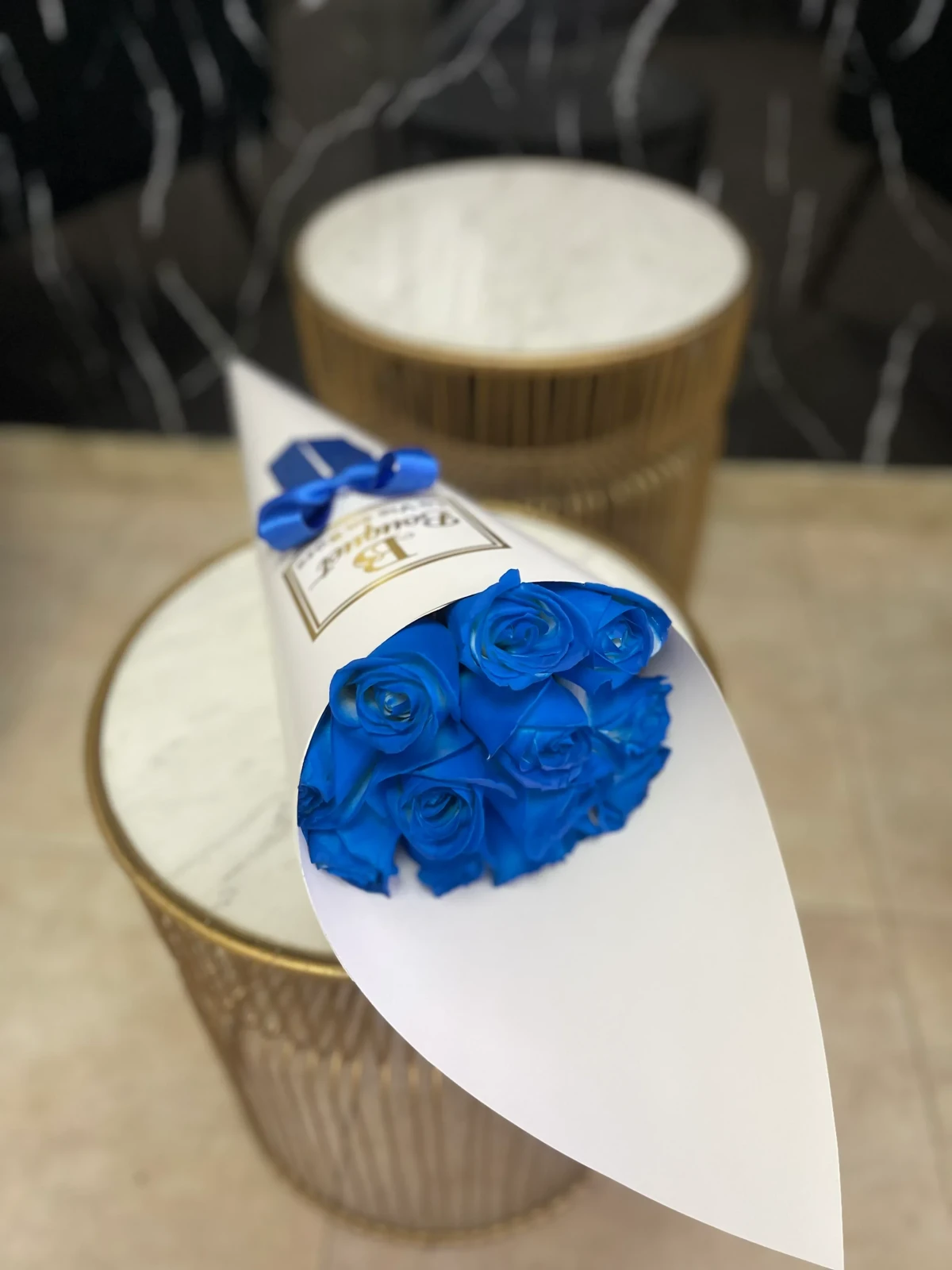 Cono de 12 rosas azules