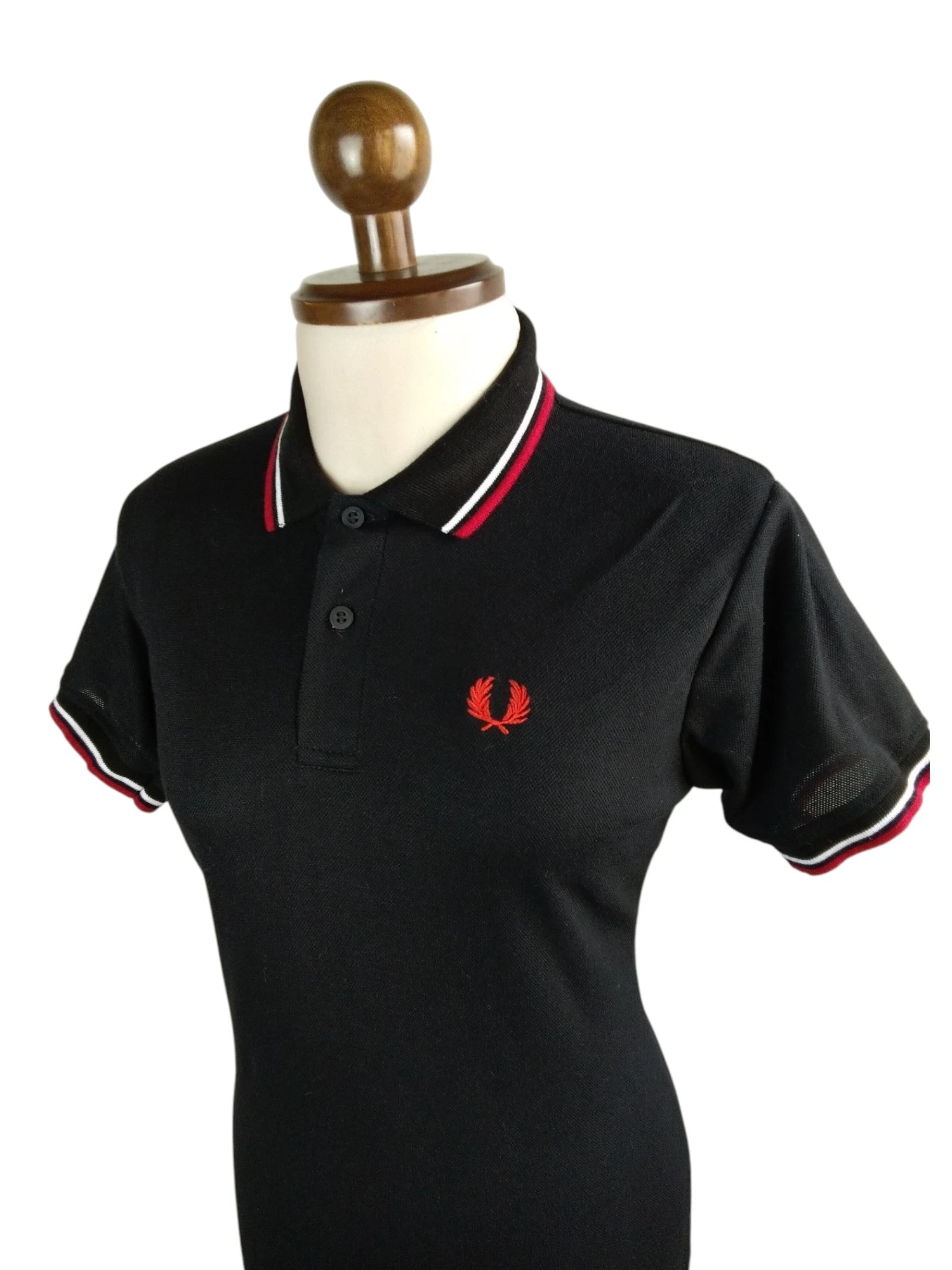 Camisa polo negra con rojo y blanco 