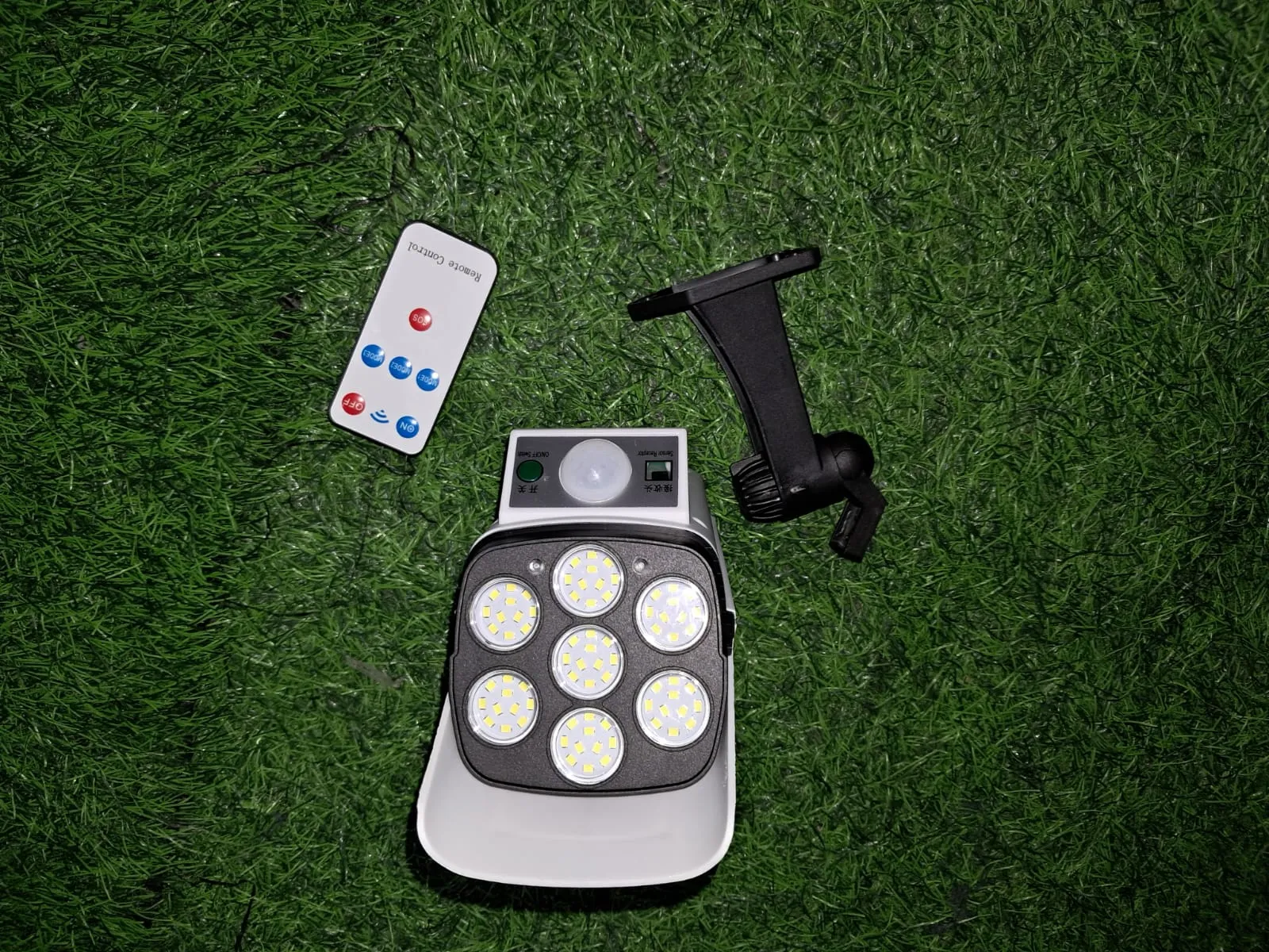 LAMPARA SOLAR CON SENSOR DE MOVIMIENTO  2
