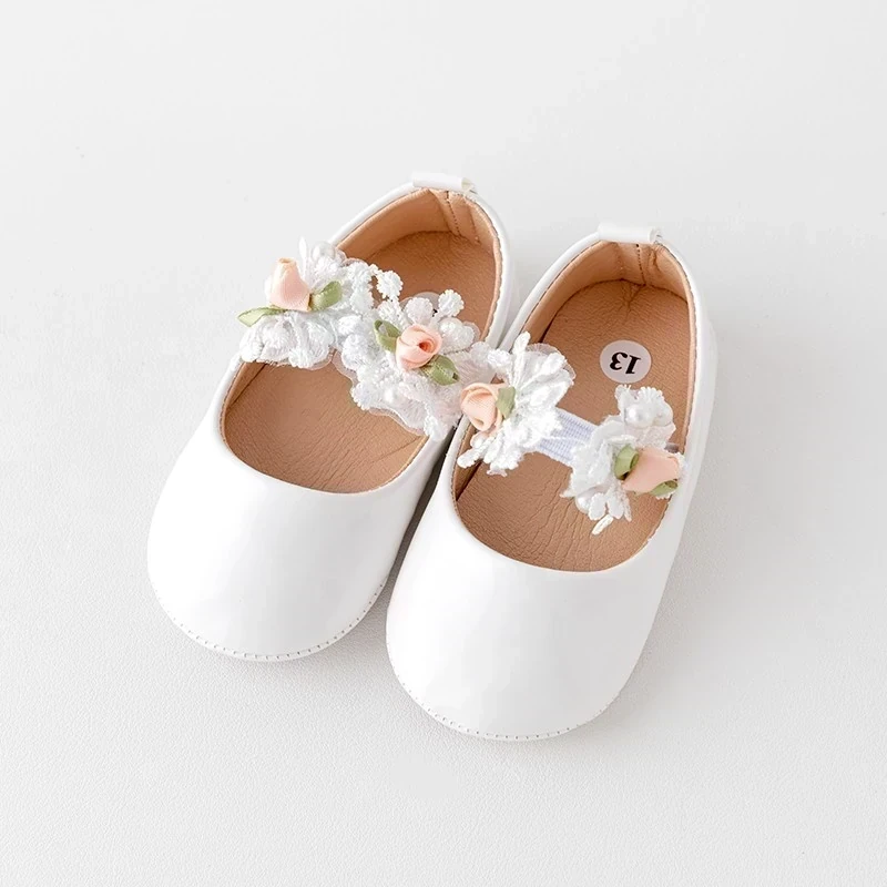 ZAPATITOS BLANCOS FLORES