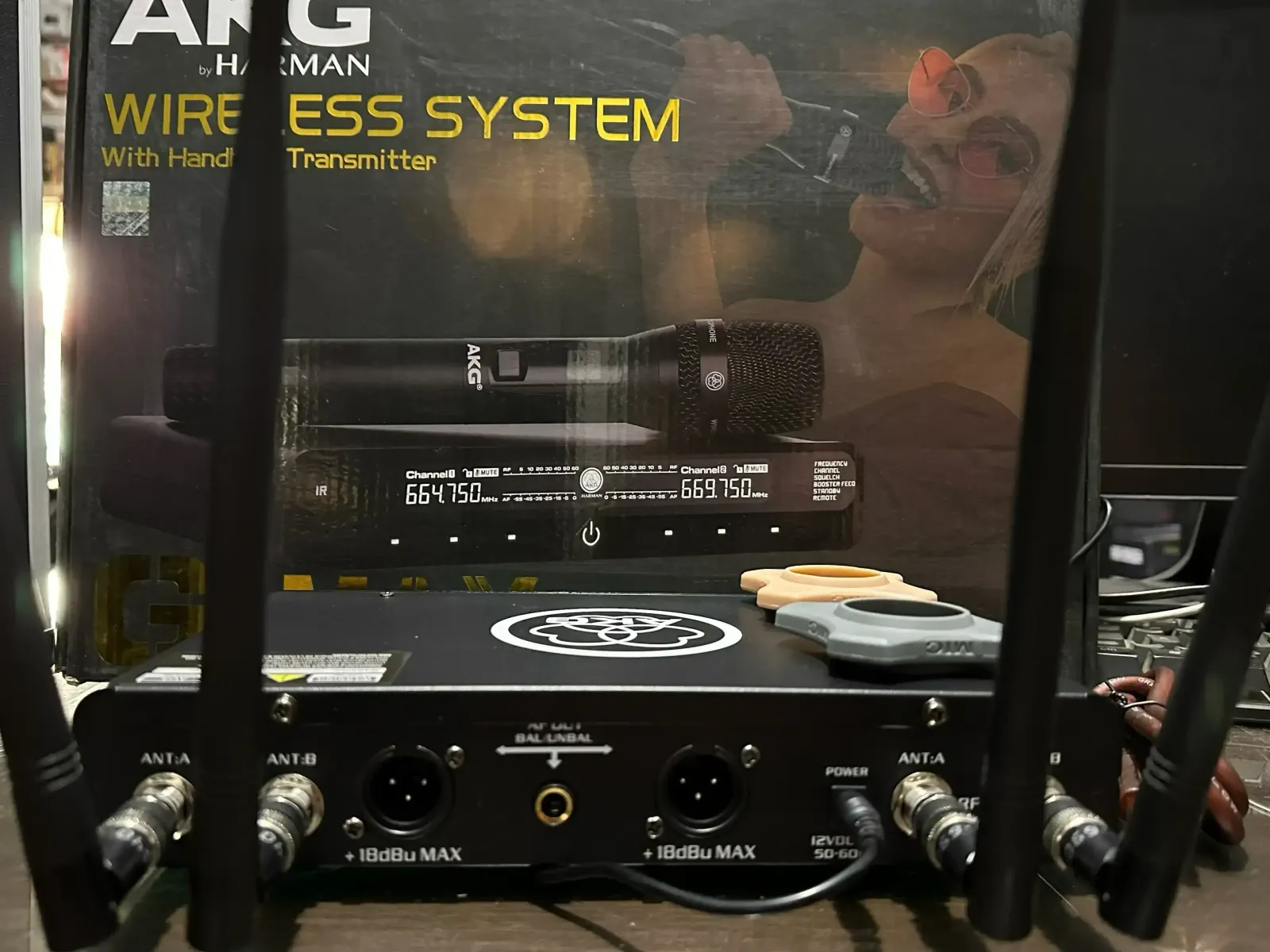AKG G-MAX BY HARMAN EL AKG G-MAX suoer al akg duos, tiene frecuencia cambiable ademas de estructura metalica en los microfonos y el receptor, tiene una distancia real de 179 Metros, incluye pilas AA 4 antenas, conector a corriente, cable plug  El receptor tiene entradas canon y plug  INCLUYE MALETIN DE TRANSPORTE 3