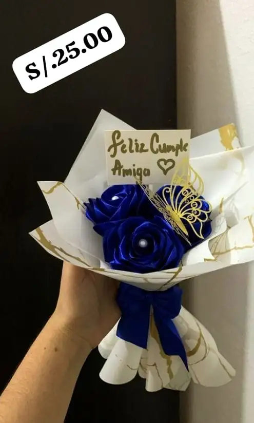 Ramo de rosas eternas azules 