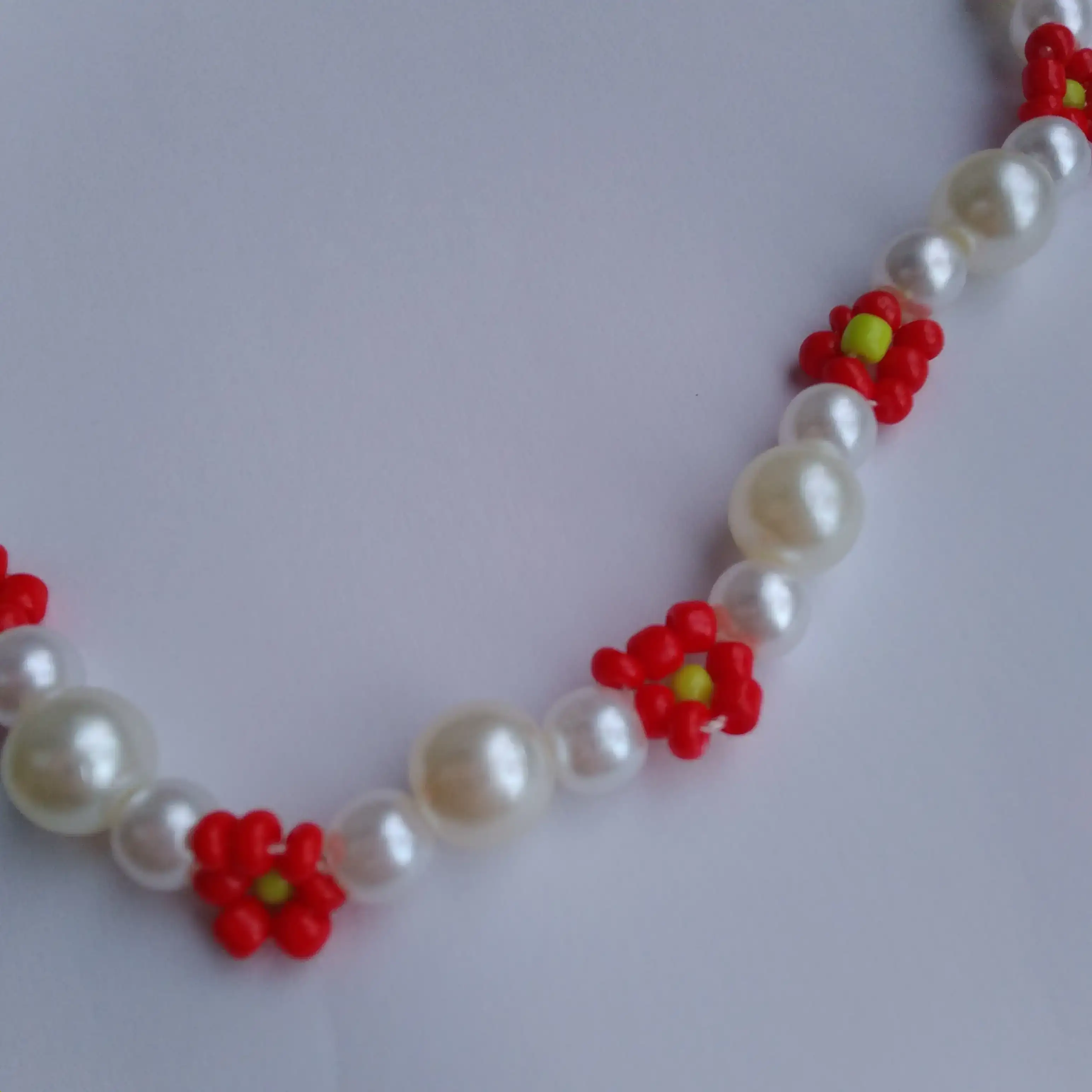 Collar flores rojo y blanco  2
