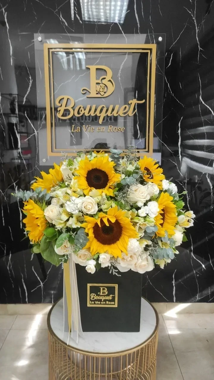 Caja rectangular de girasoles y rosas 