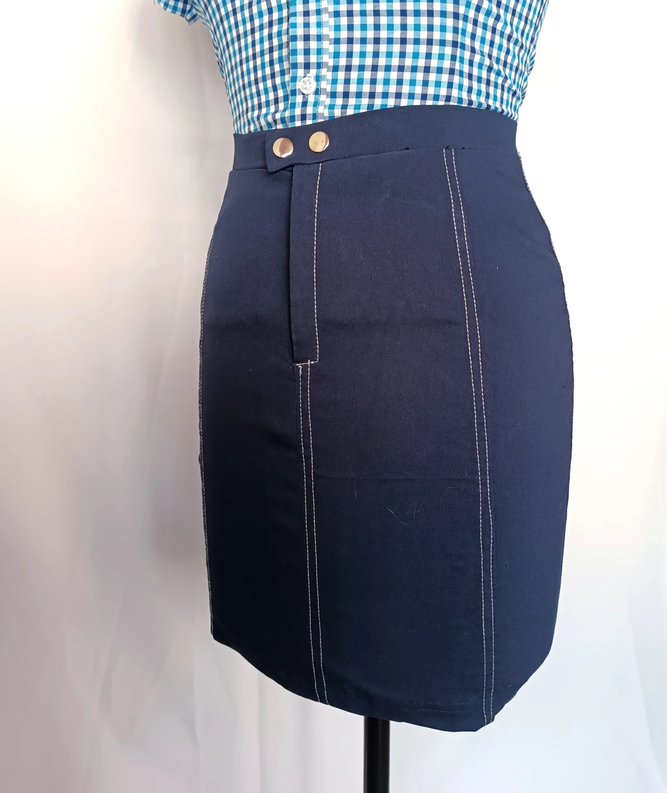 Falda en azul con costuras blancas 4