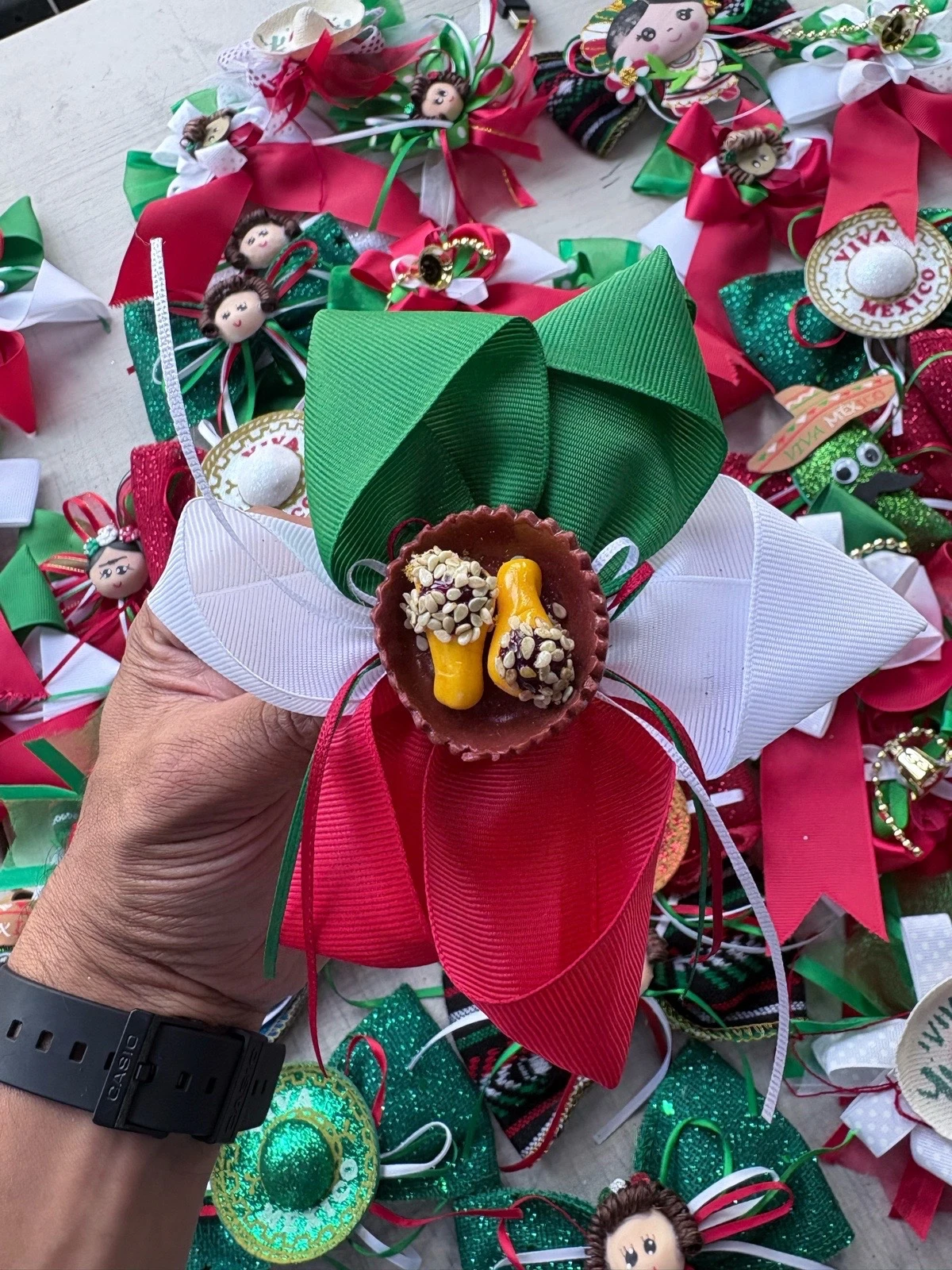 Moño Patrio Mexicano Artesanal con Sombrerito y Cascabeles – Accesorio para Fiestas Patrias 8