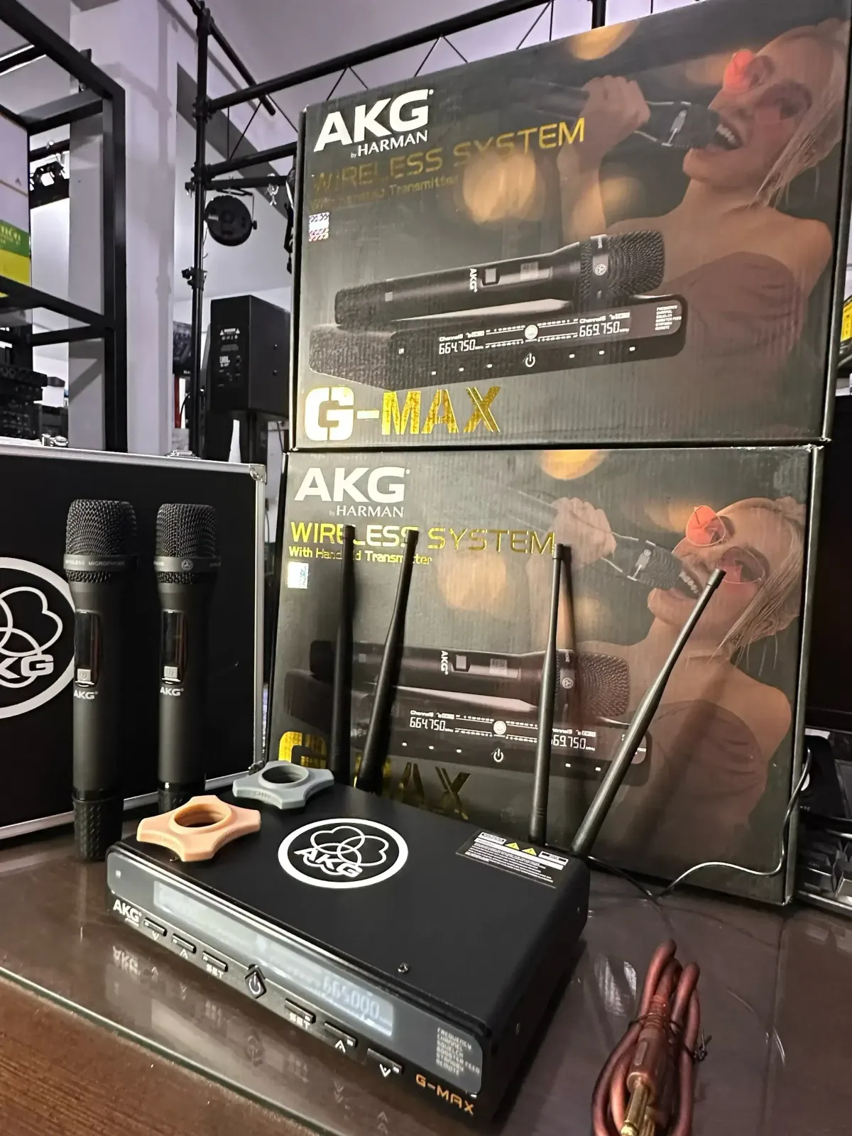 AKG G-MAX BY HARMAN EL AKG G-MAX suoer al akg duos, tiene frecuencia cambiable ademas de estructura metalica en los microfonos y el receptor, tiene una distancia real de 179 Metros, incluye pilas AA 4 antenas, conector a corriente, cable plug  El receptor tiene entradas canon y plug  INCLUYE MALETIN DE TRANSPORTE 6