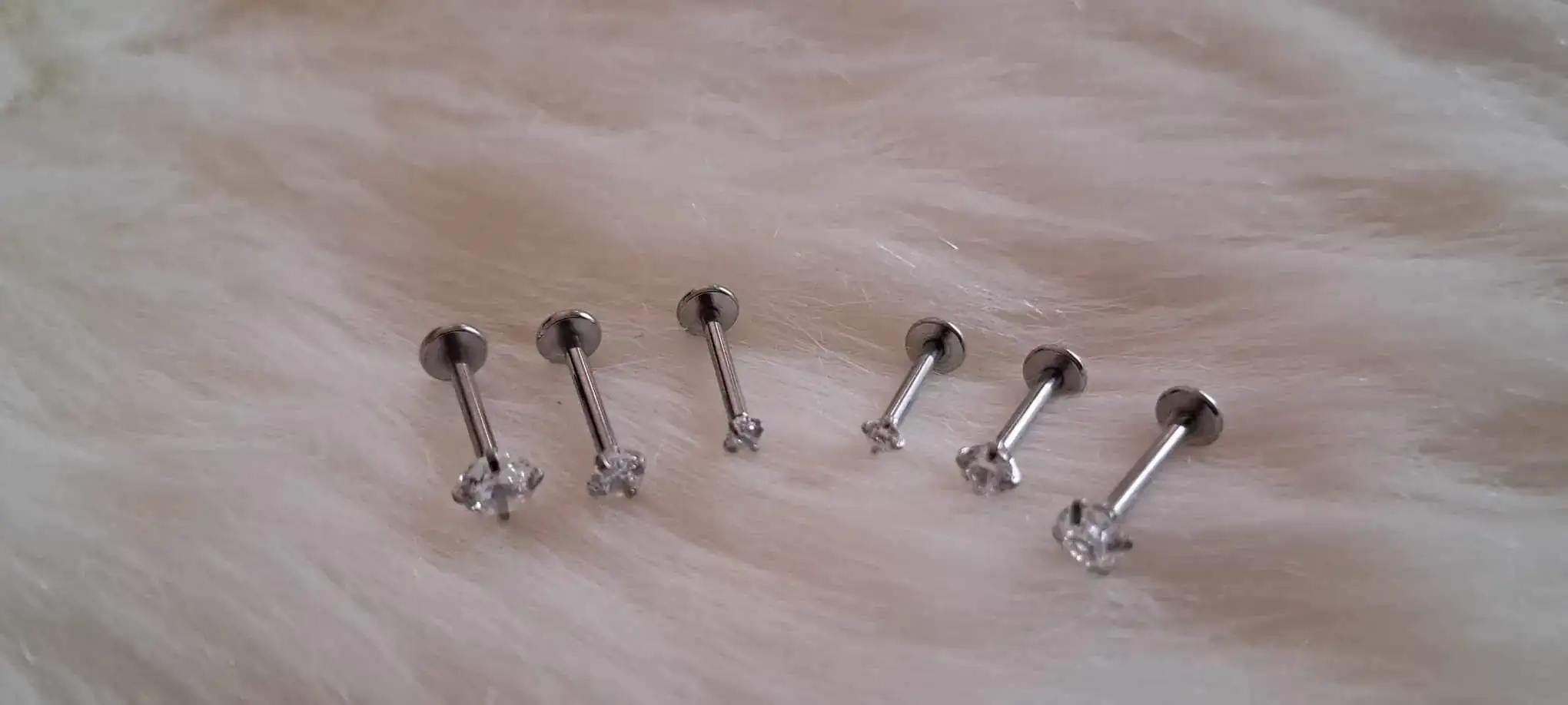 Piercing labret/tragus/lobulo
