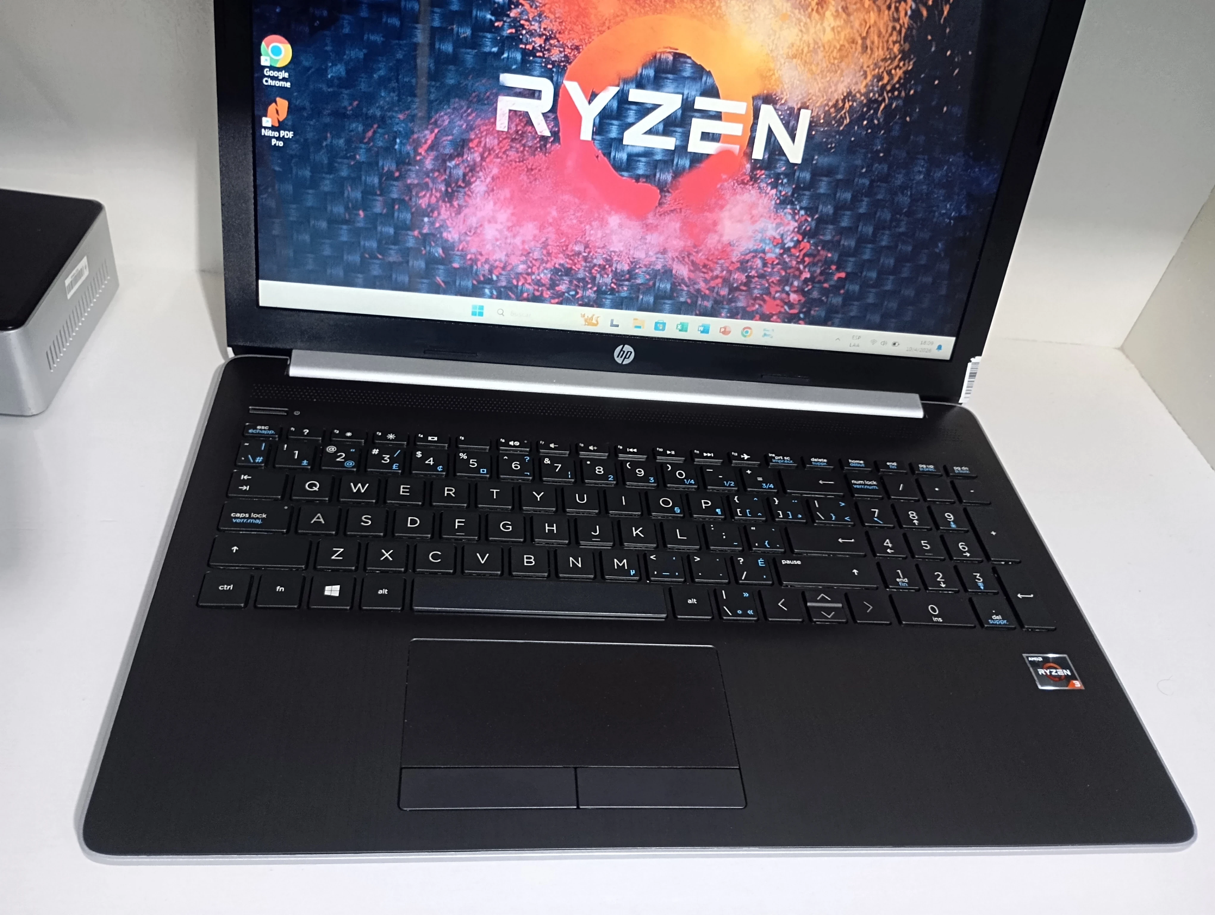 Hp Ryzen 3 Gris / Negro 8/120 Sin Detalles  4